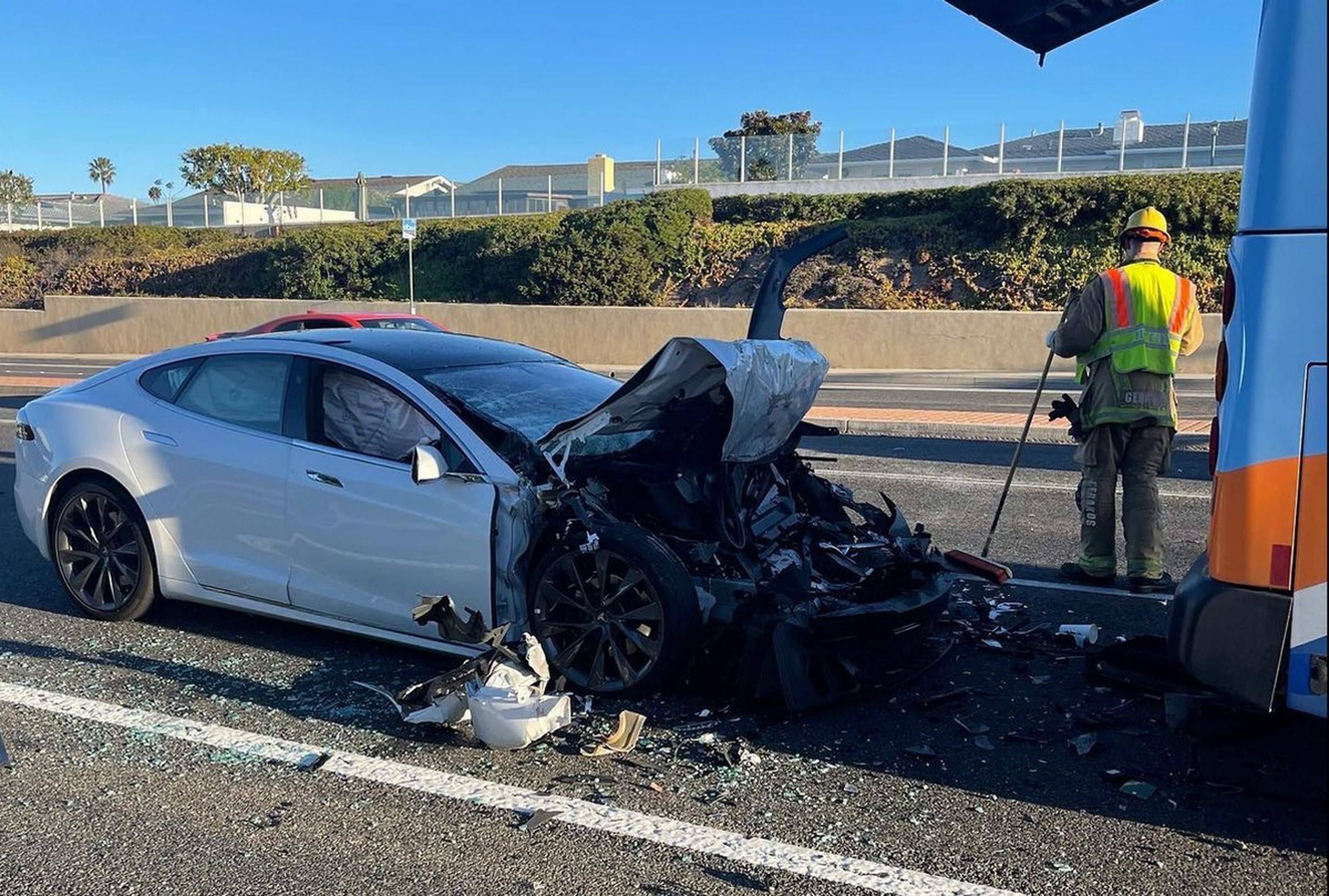 Autopilot de Tesla 736 accidentes, 17 muertos