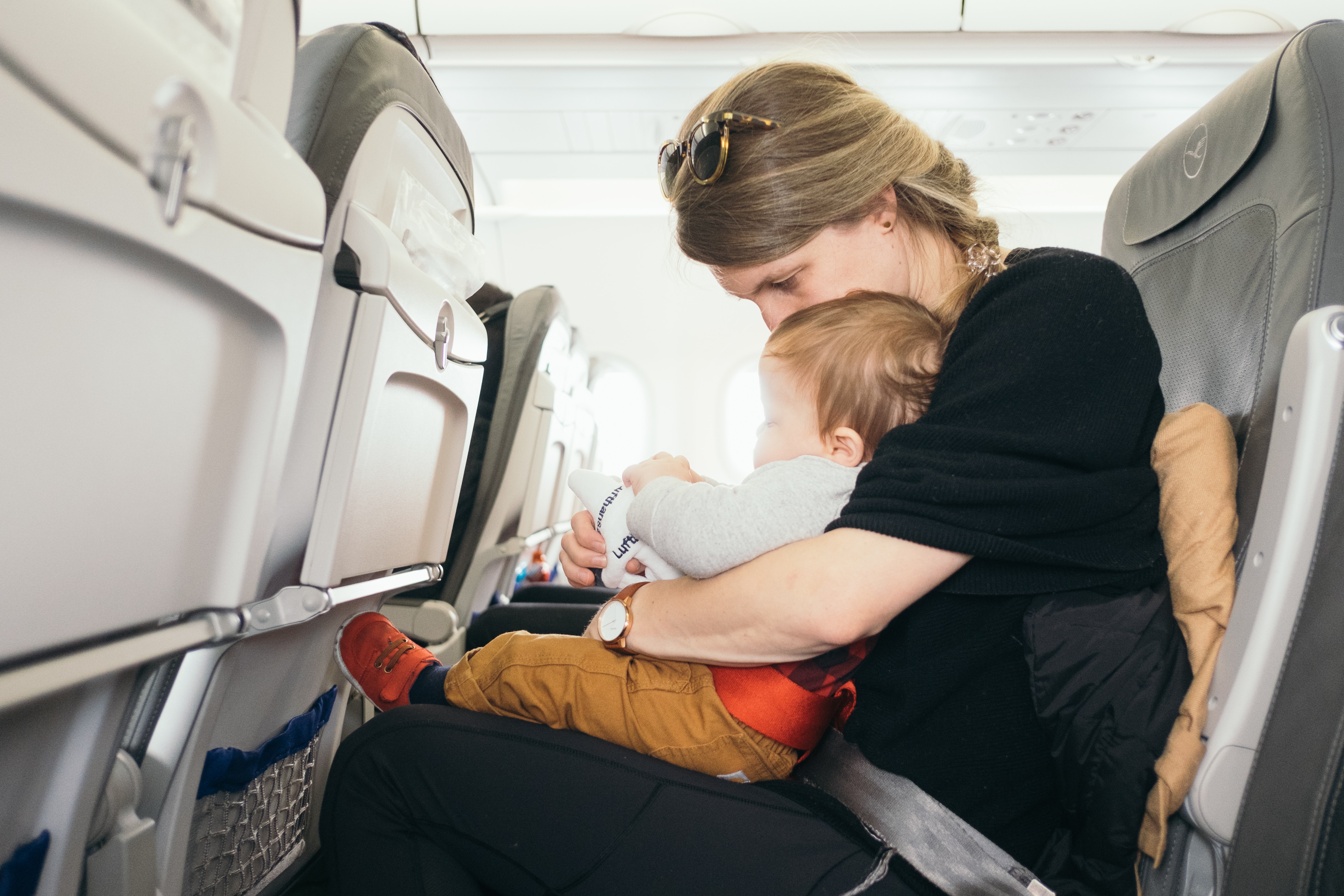 Inventan un cama para viajar con el bebé en avión