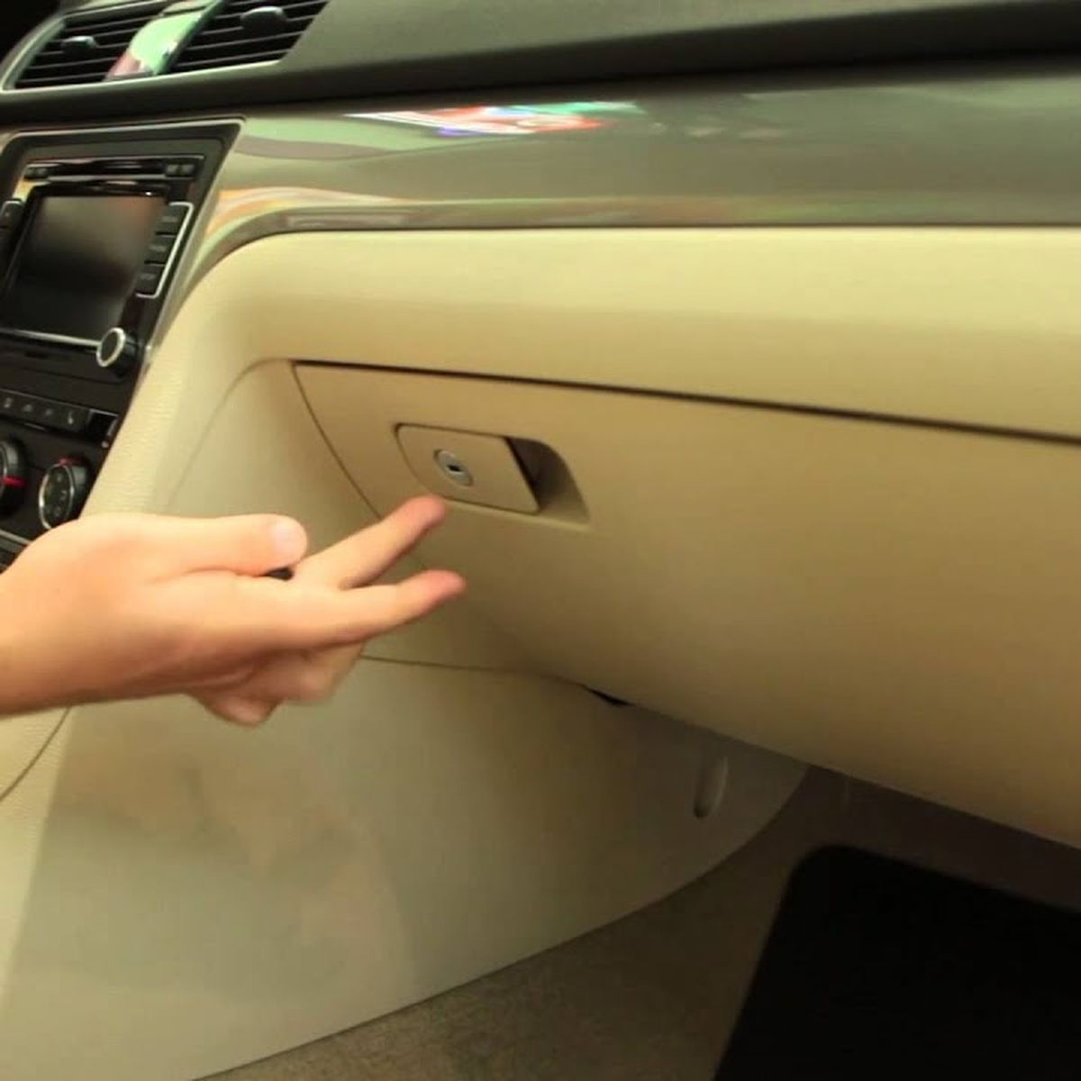 Estás dañando tu coche por conducir con la mano apoyada en la palanca de  cambios?