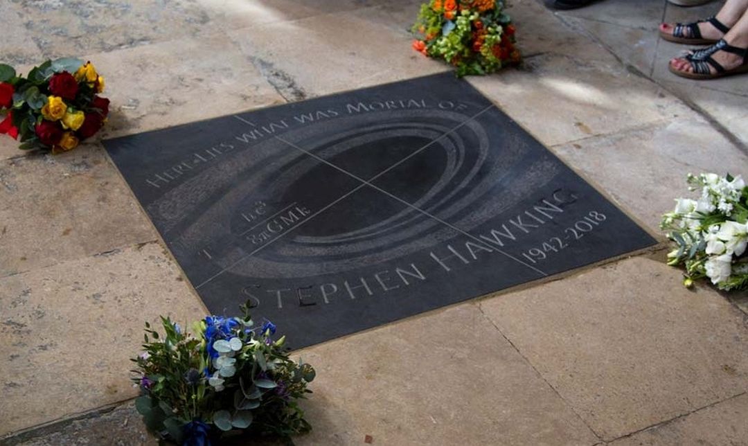 Cuando leas el mensaje tallado en la tumba de Stephen Hawking, te vas a