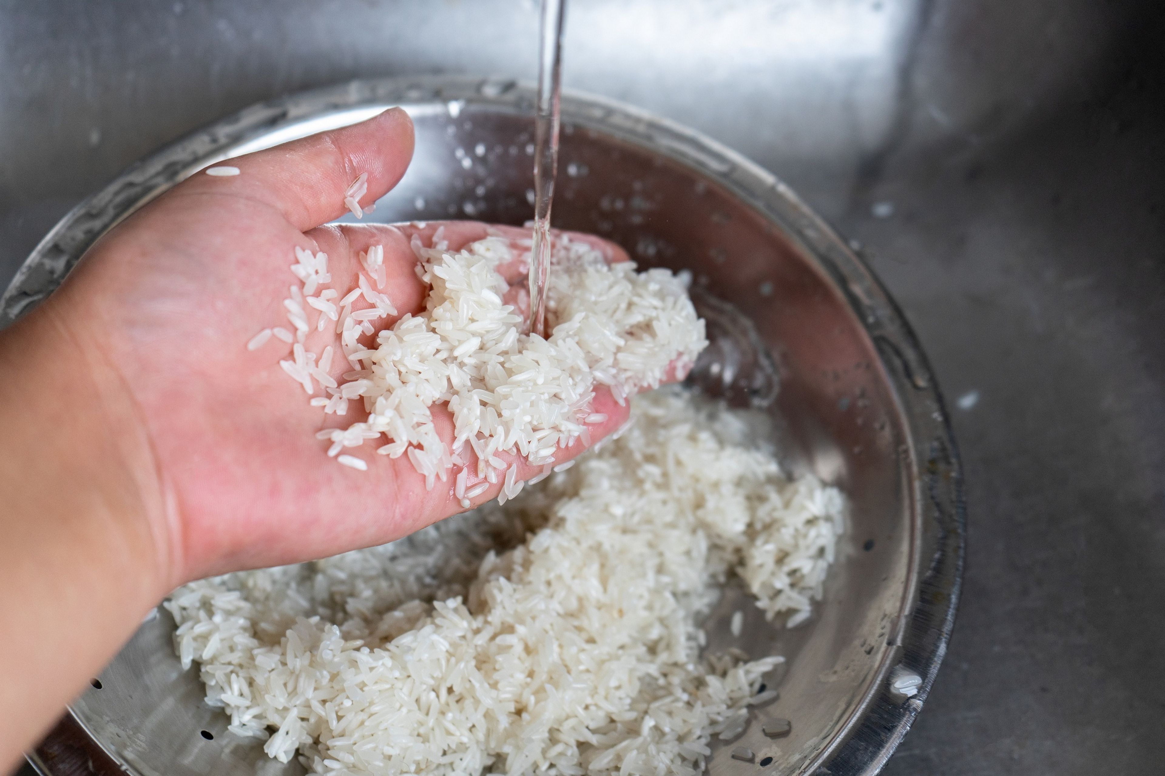 Por qué debes lavar el arroz, no es por el arsénico, ni para que sepa mejor 