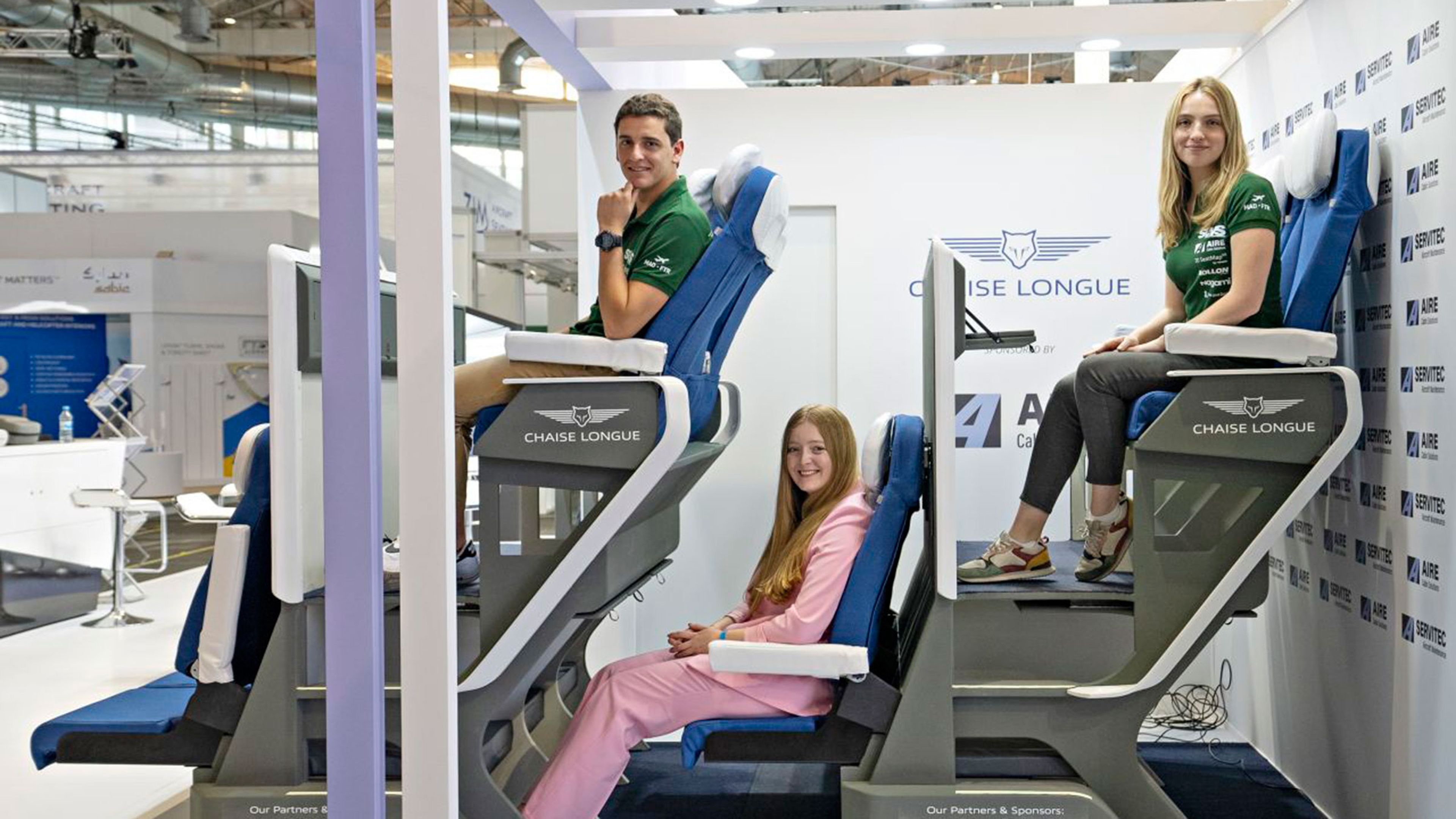 Diseñan unos asientos de avión de dos pisos para que puedas estirar las piernas todo lo que quieras