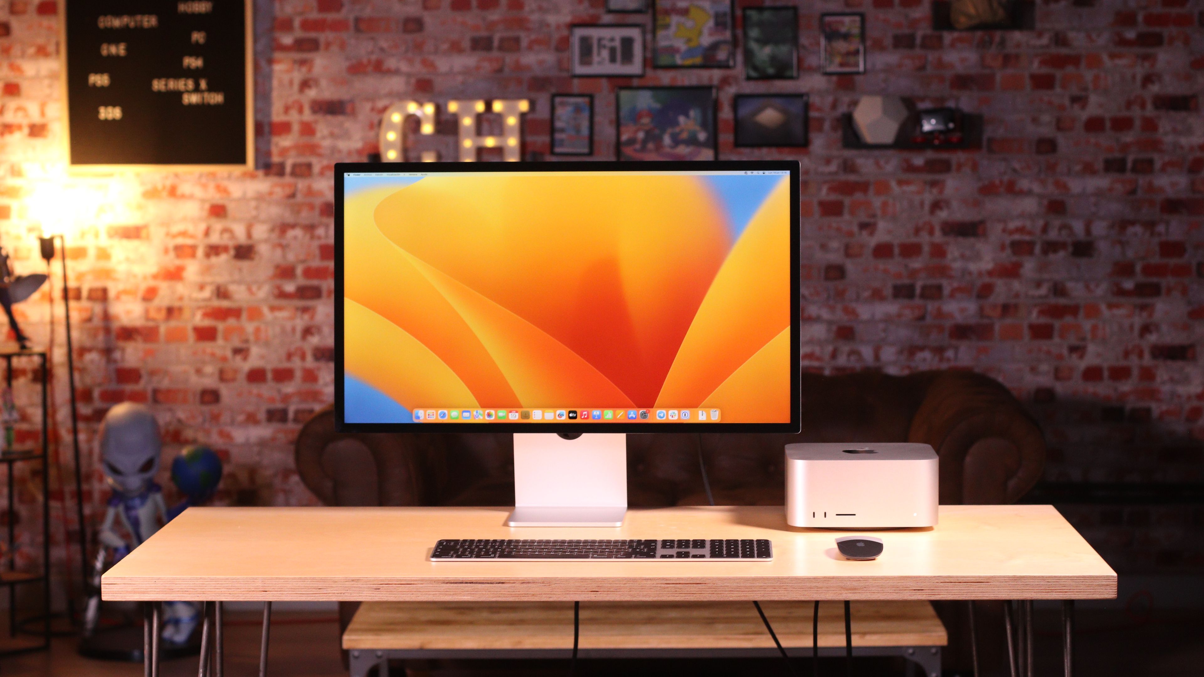 Escritorio con un Mac Studio y pantalla Apple Studio Display