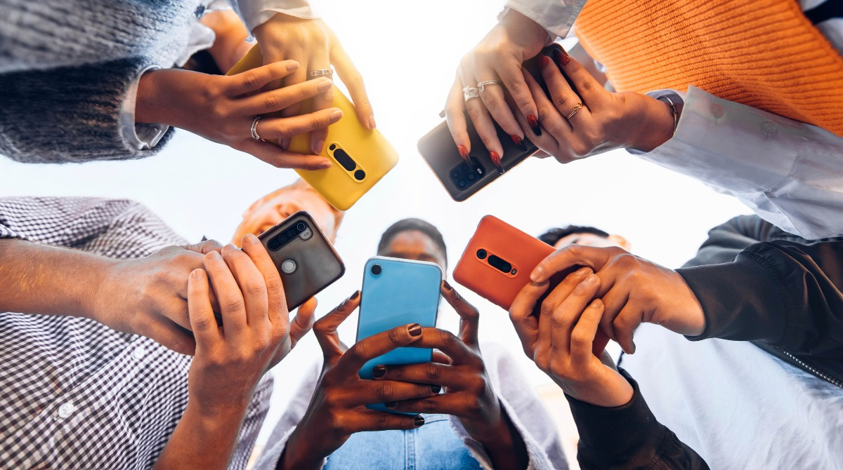 the-return-of-the-dumb-phones-generation-z-is-abandoning-smartphones