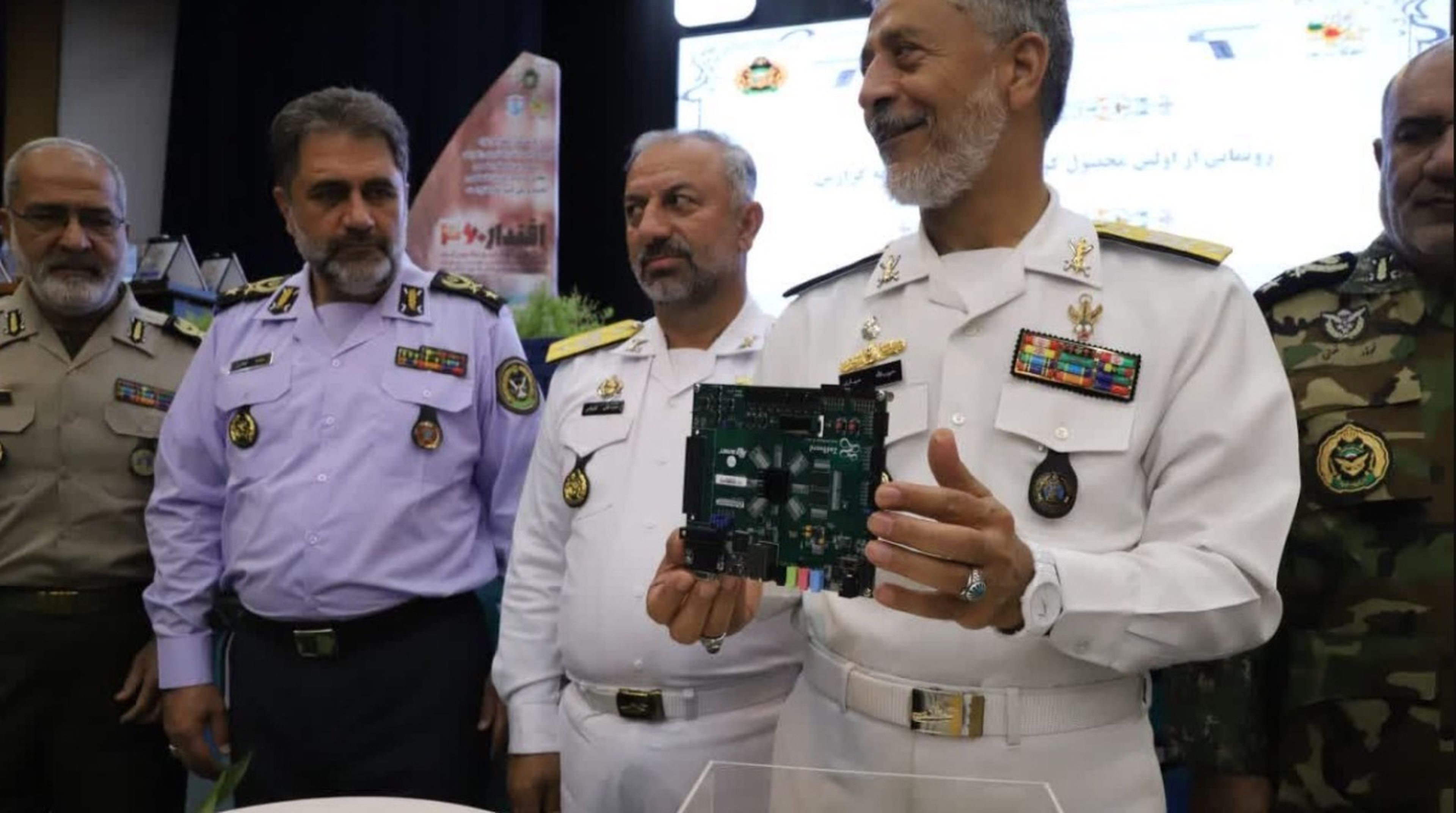 Irán presenta como última tecnología una placa de circuito que se vende en Amazon por 600 dólares