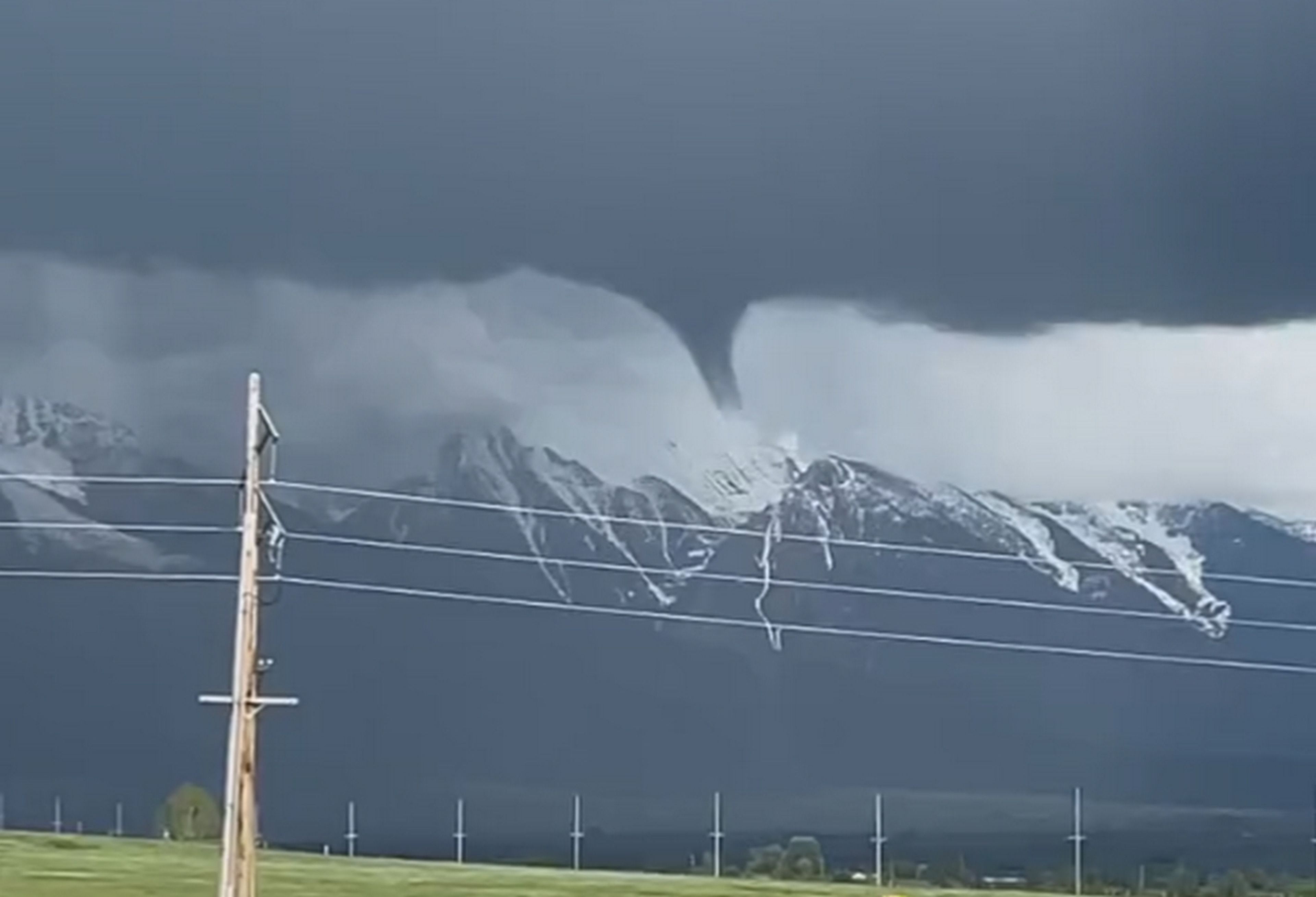 Esto no lo has visto nunca: un tornado gigante en la cima de una montaña (vídeo)