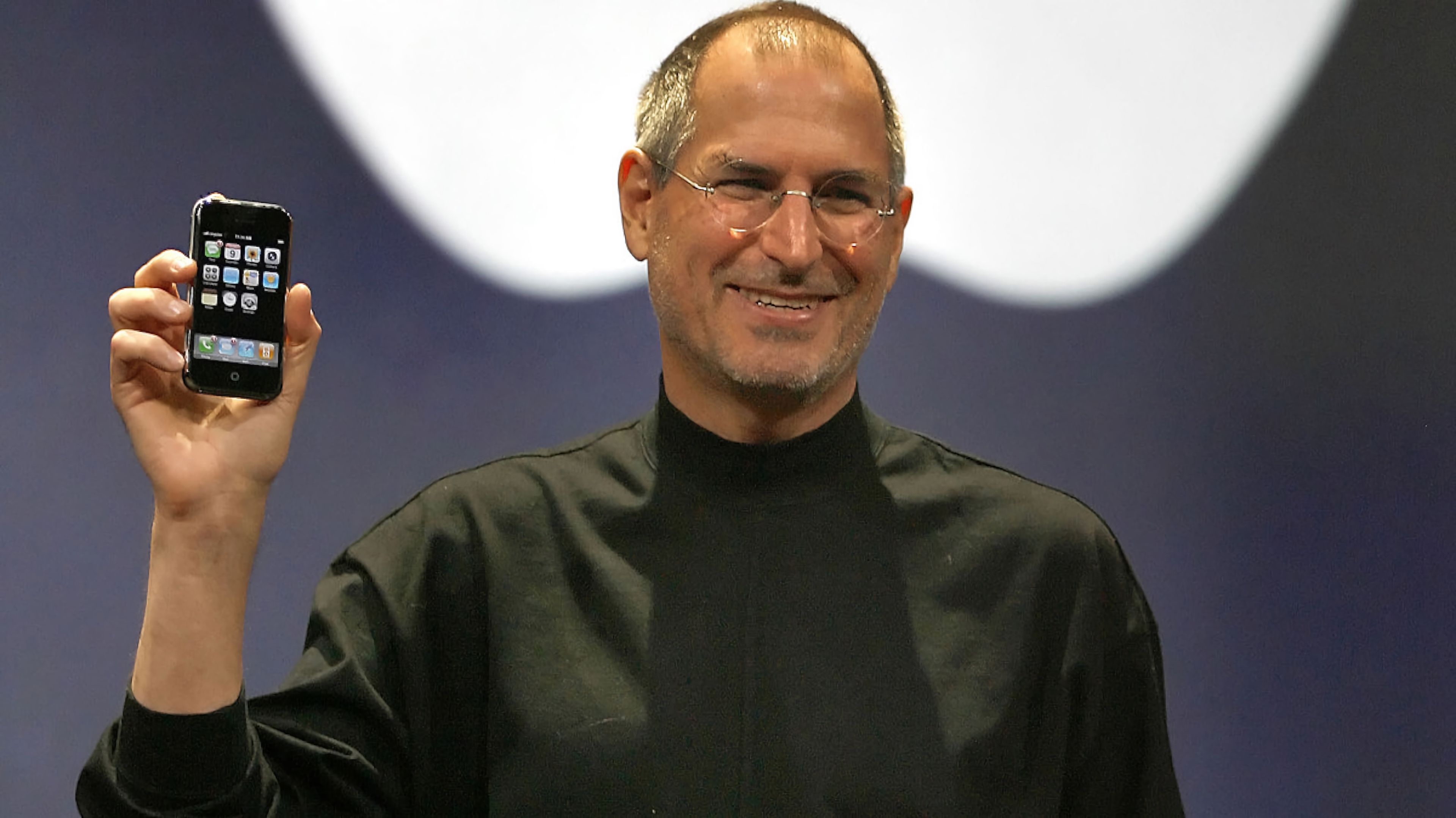 Steve Jobs posa con el primer iPhone en su mano