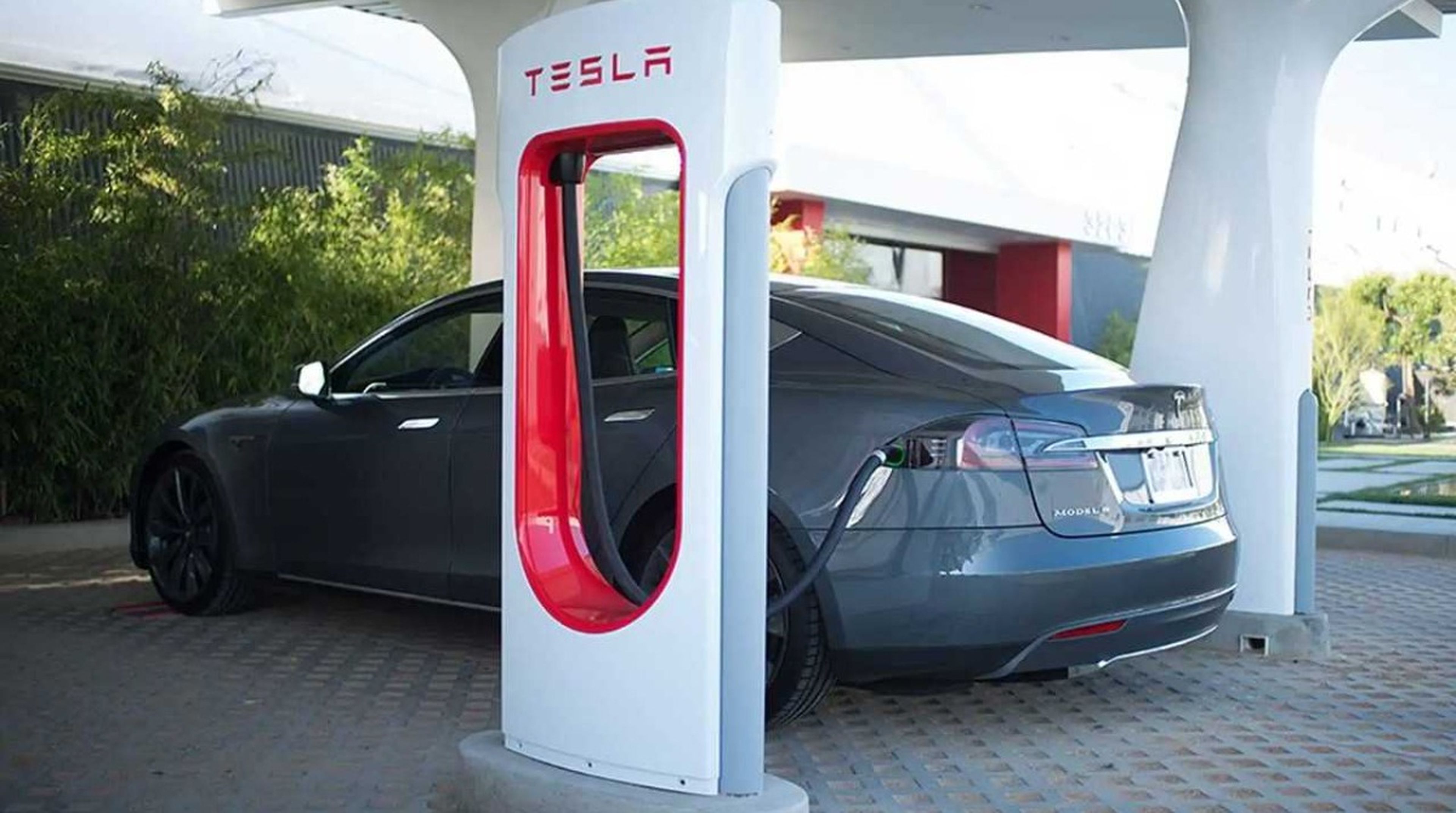 Tesla permitirá cargar sus coches eléctricos con el excedente de los paneles solares