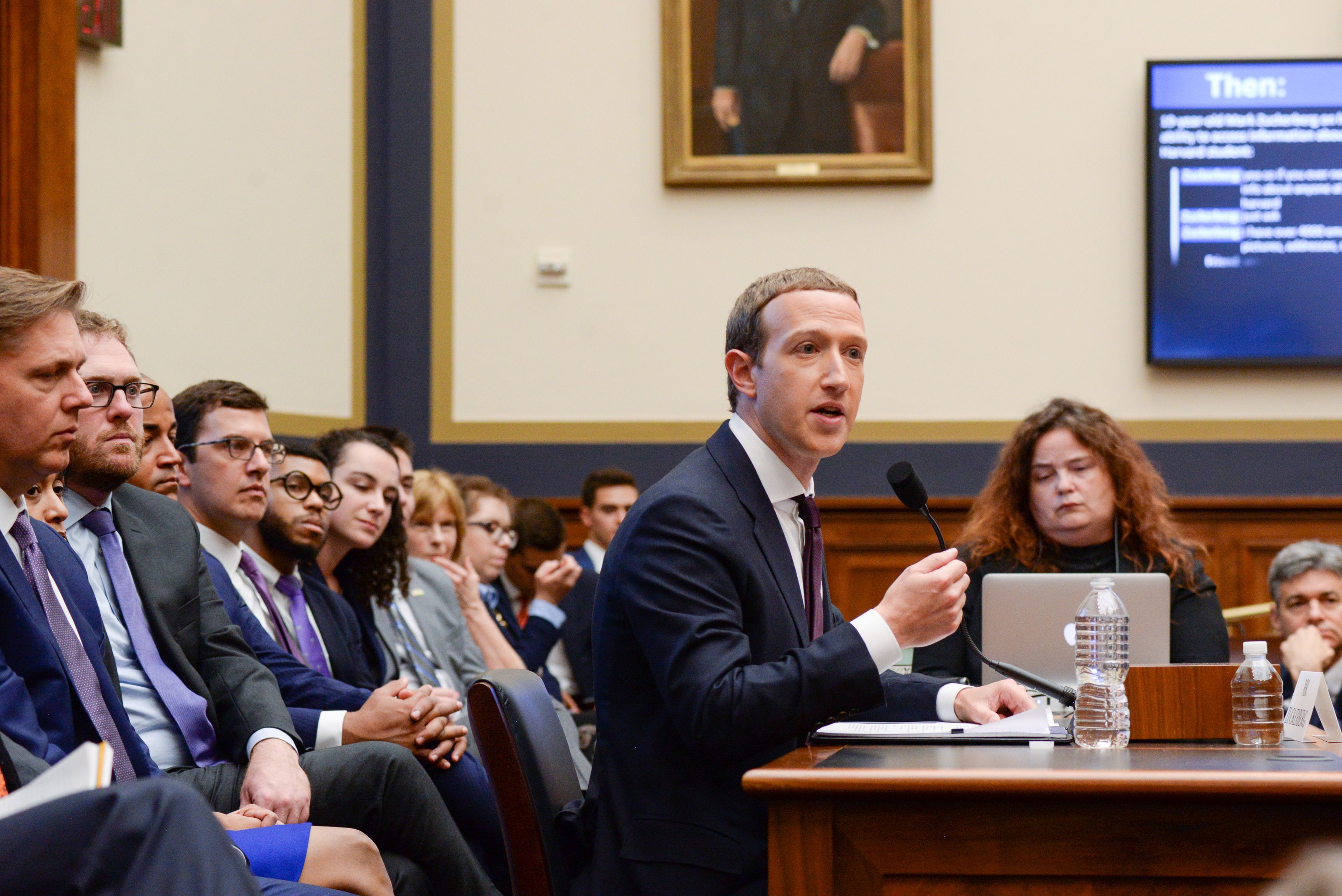 Zuckerberg testifica en la Comisión Financiera del Congreso de los Estados Unidos en 2019.