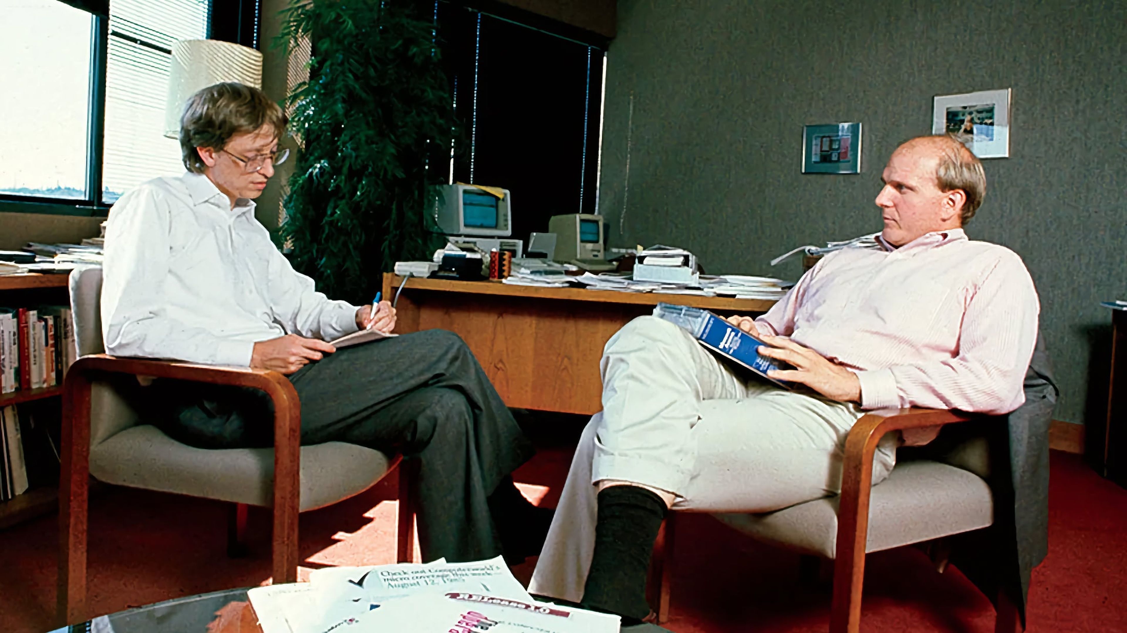Bill Gates y Steve Ballmer reunidos en sus oficinas de Seattle