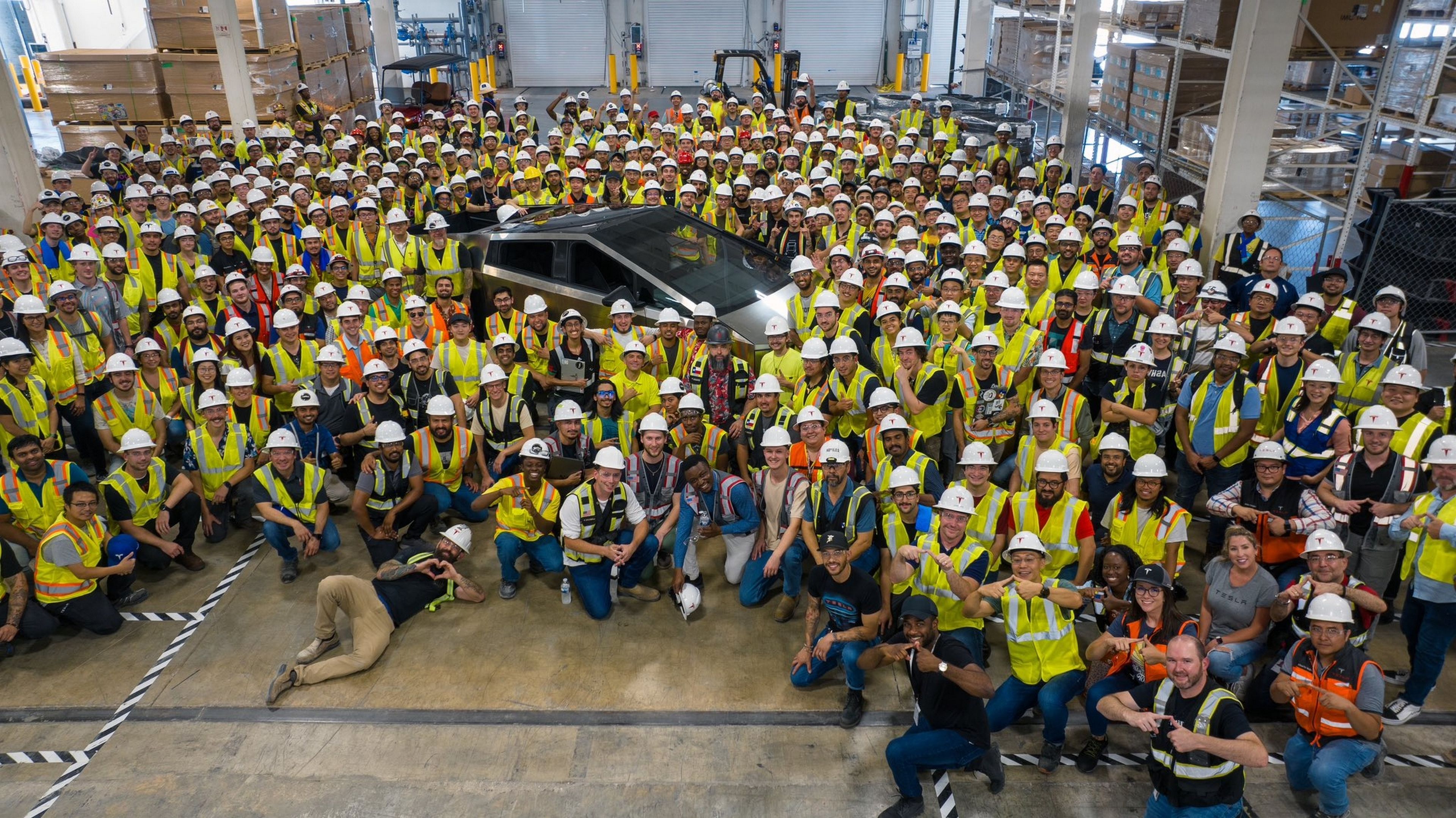 El cybertruck de Elon Musk es real: la primera unidad sale de fábrica