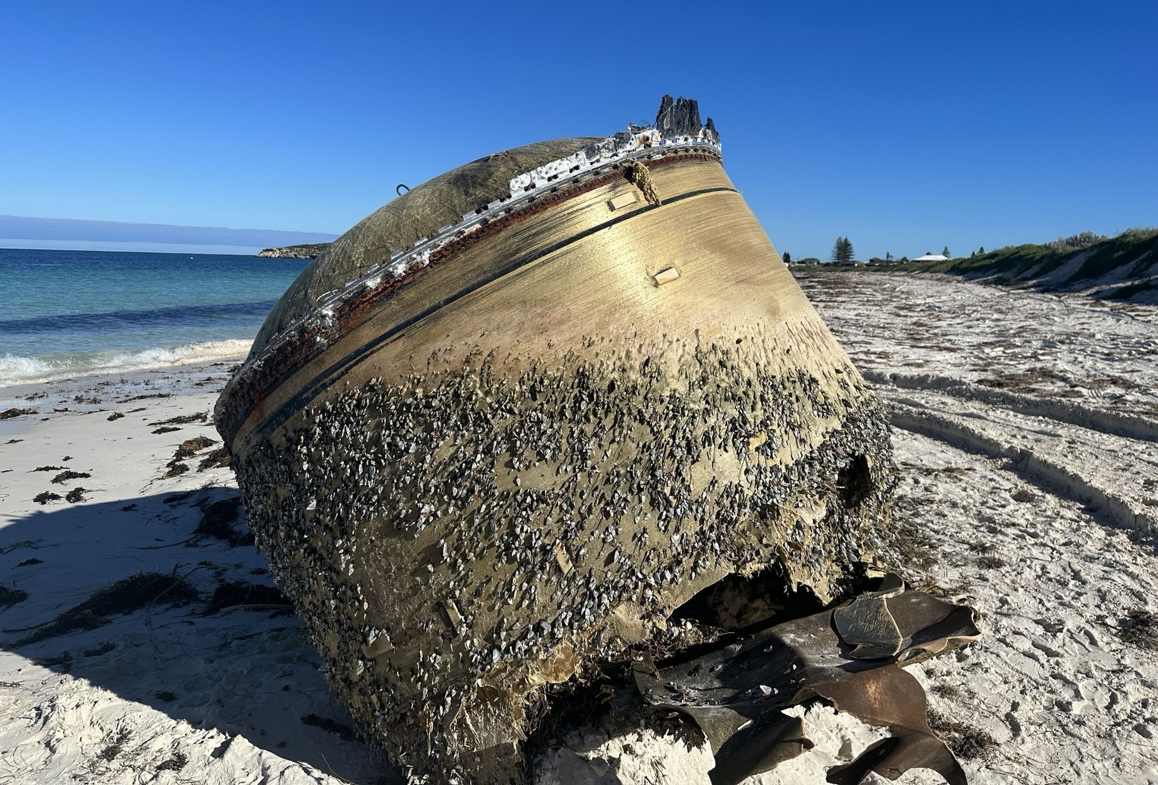 Encuentran en una playa de Australia un misterioso objeto, solo se sabe que proviene del espacio