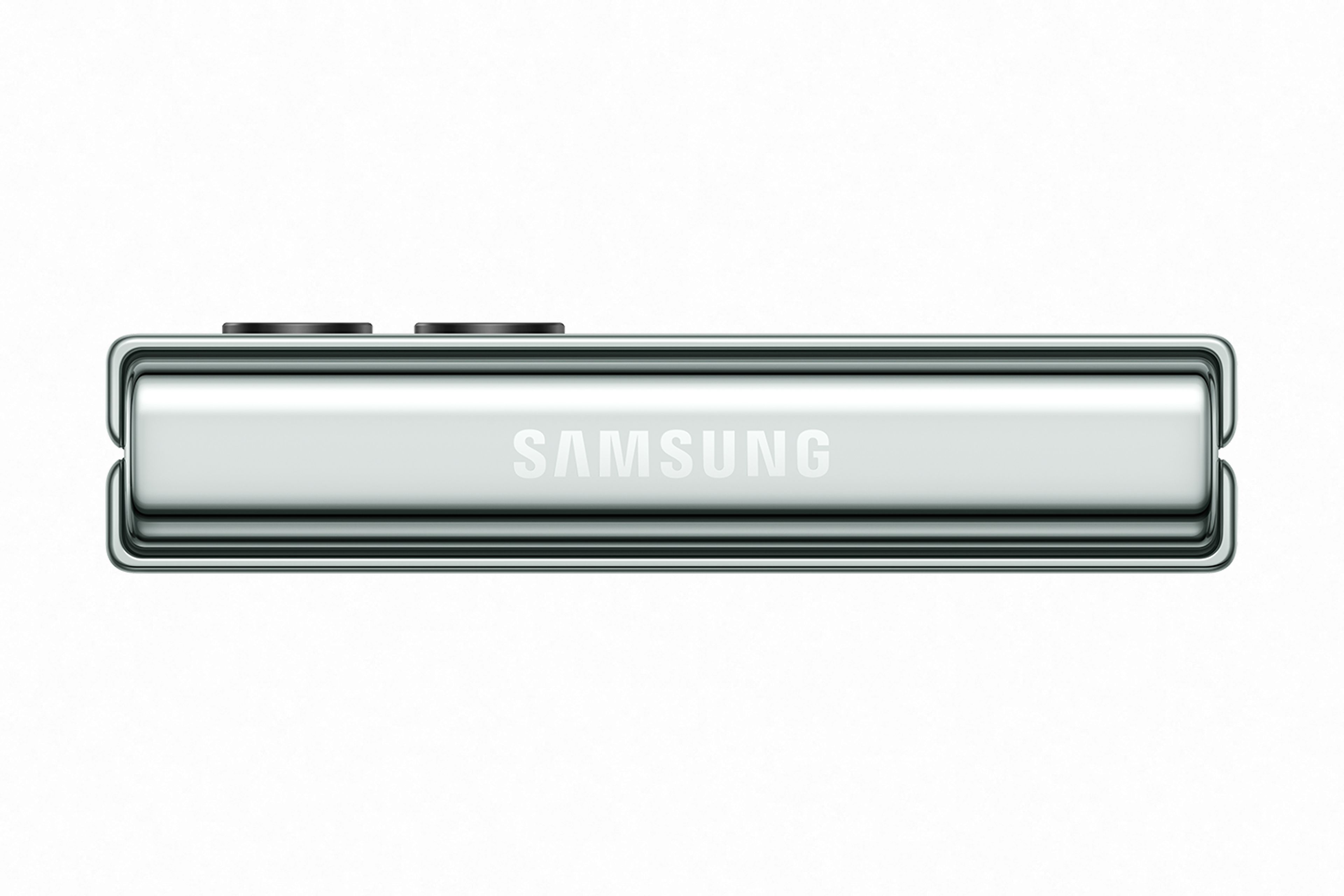 El smartphone de Samsung, Galaxy Z Flip5 doblado y mostrando su finura.