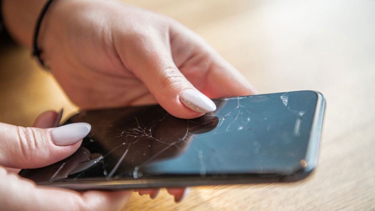 The magical method to remove superficial scratches from your mobile