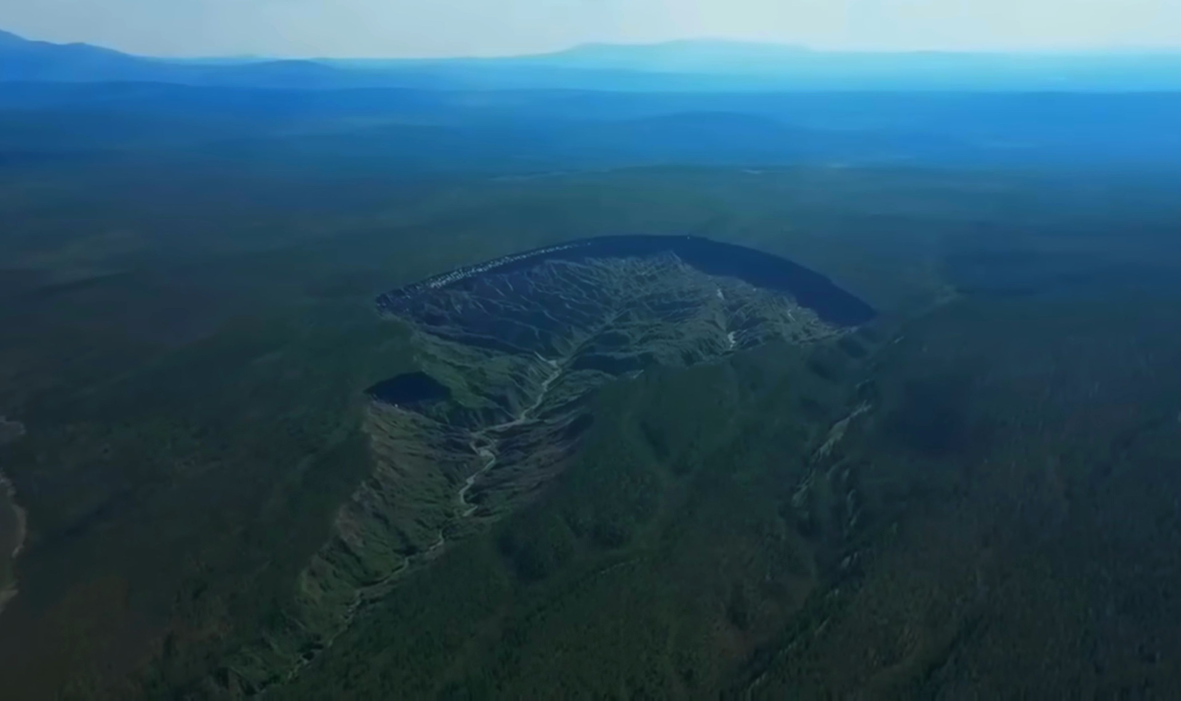Un paseo en dron por la Puerta del Inframundo, la mayor cicatriz de Siberia