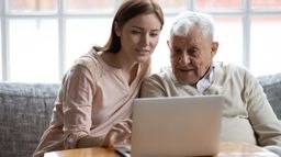 Protegiendo a nuestros mayores: cómo evitar que acaben cayendo en estafas en línea