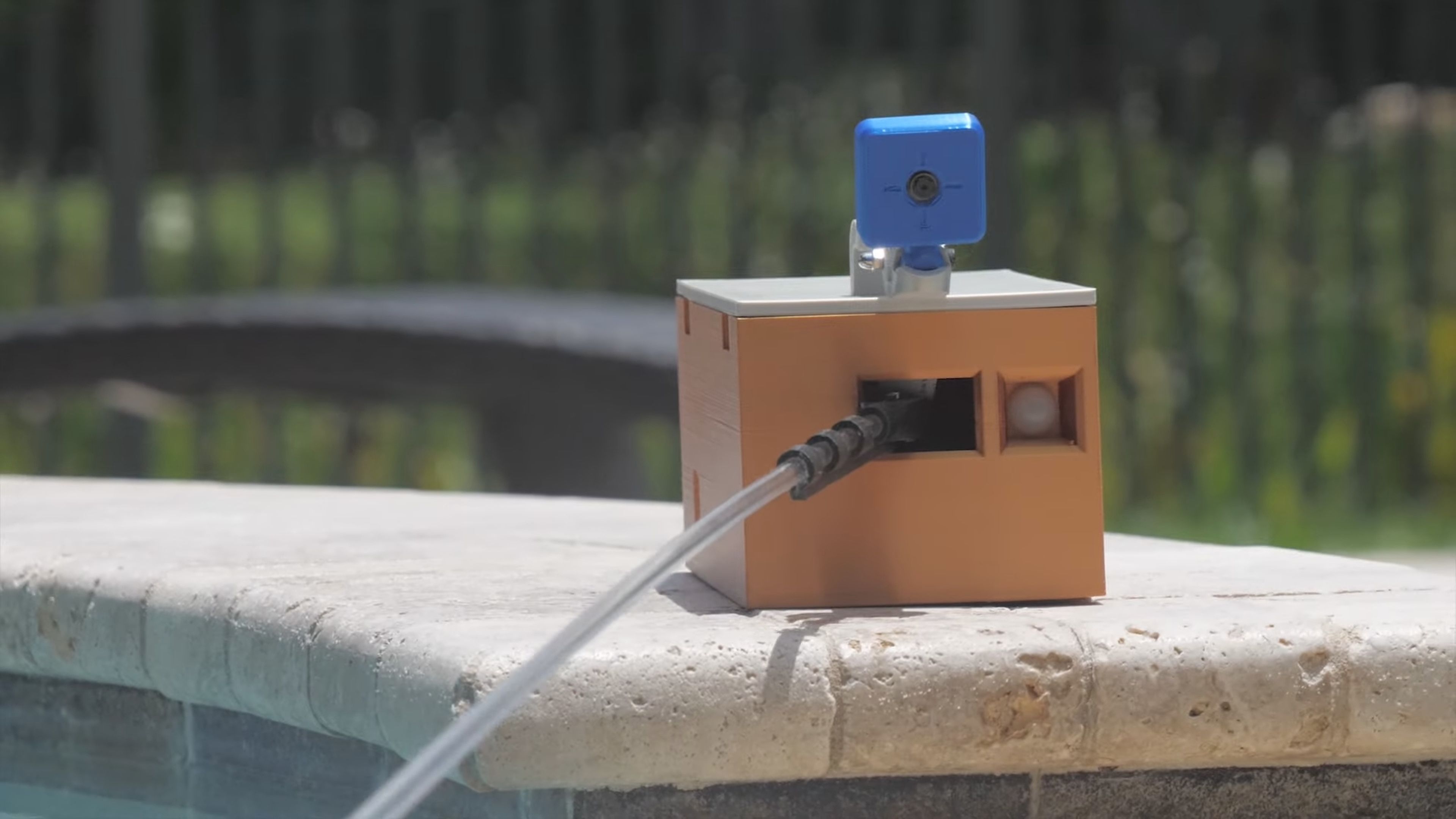 Este robot con Raspberry Pi espanta a los pájaros de la piscina lanzándoles un chorro de agua (vídeo)