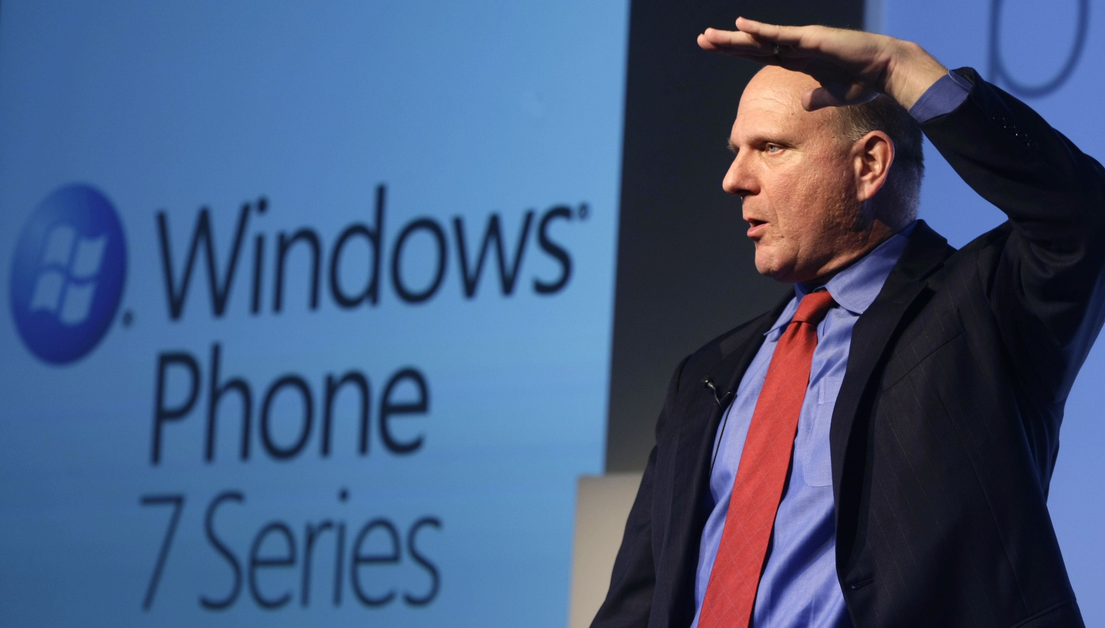 Steve Ballmer, CEO de Microsoft, presenta Windows Phone en 2010.
