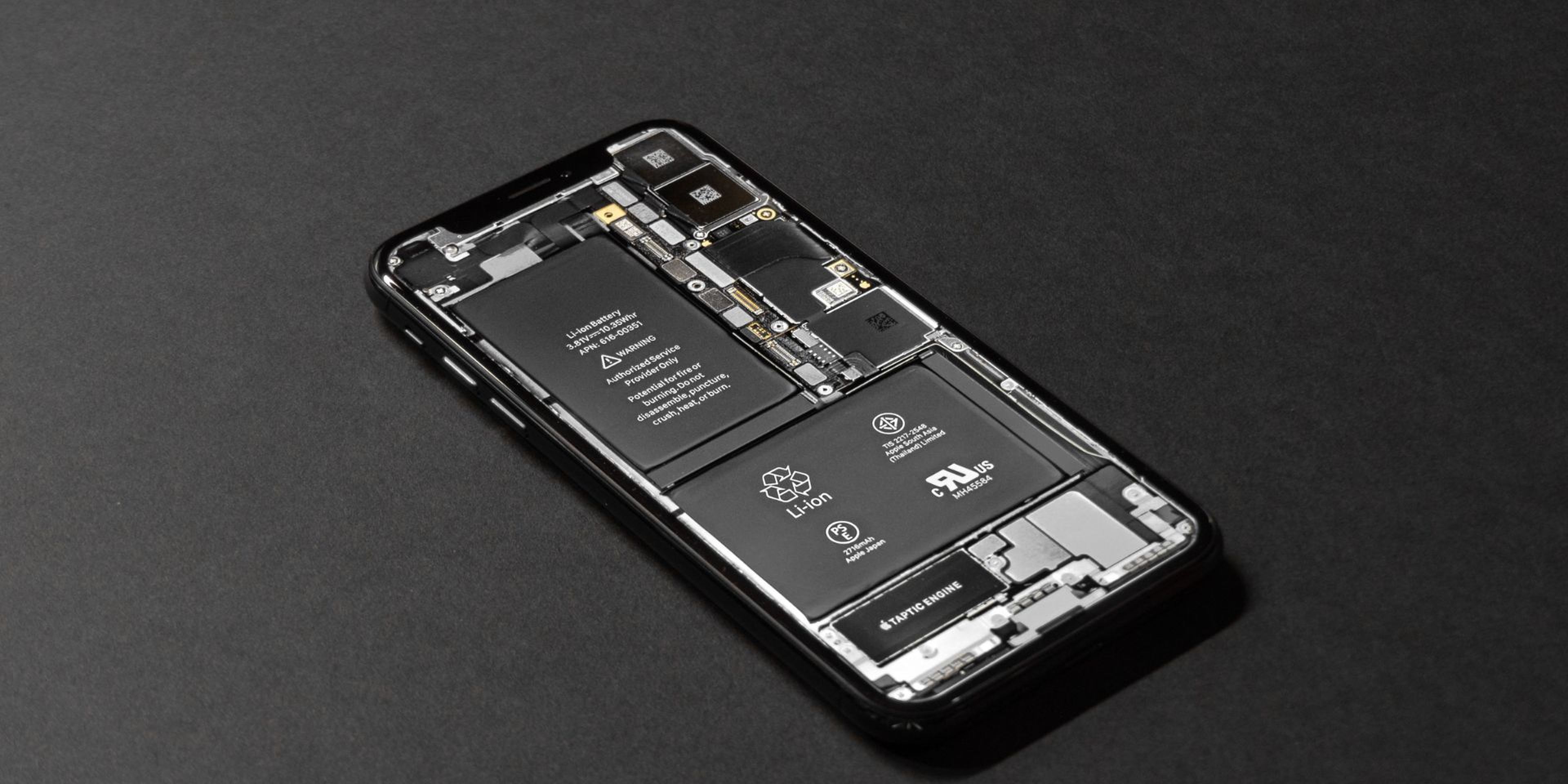 ¿De verdad es tan buena idea volver a los móviles con batería extraible?