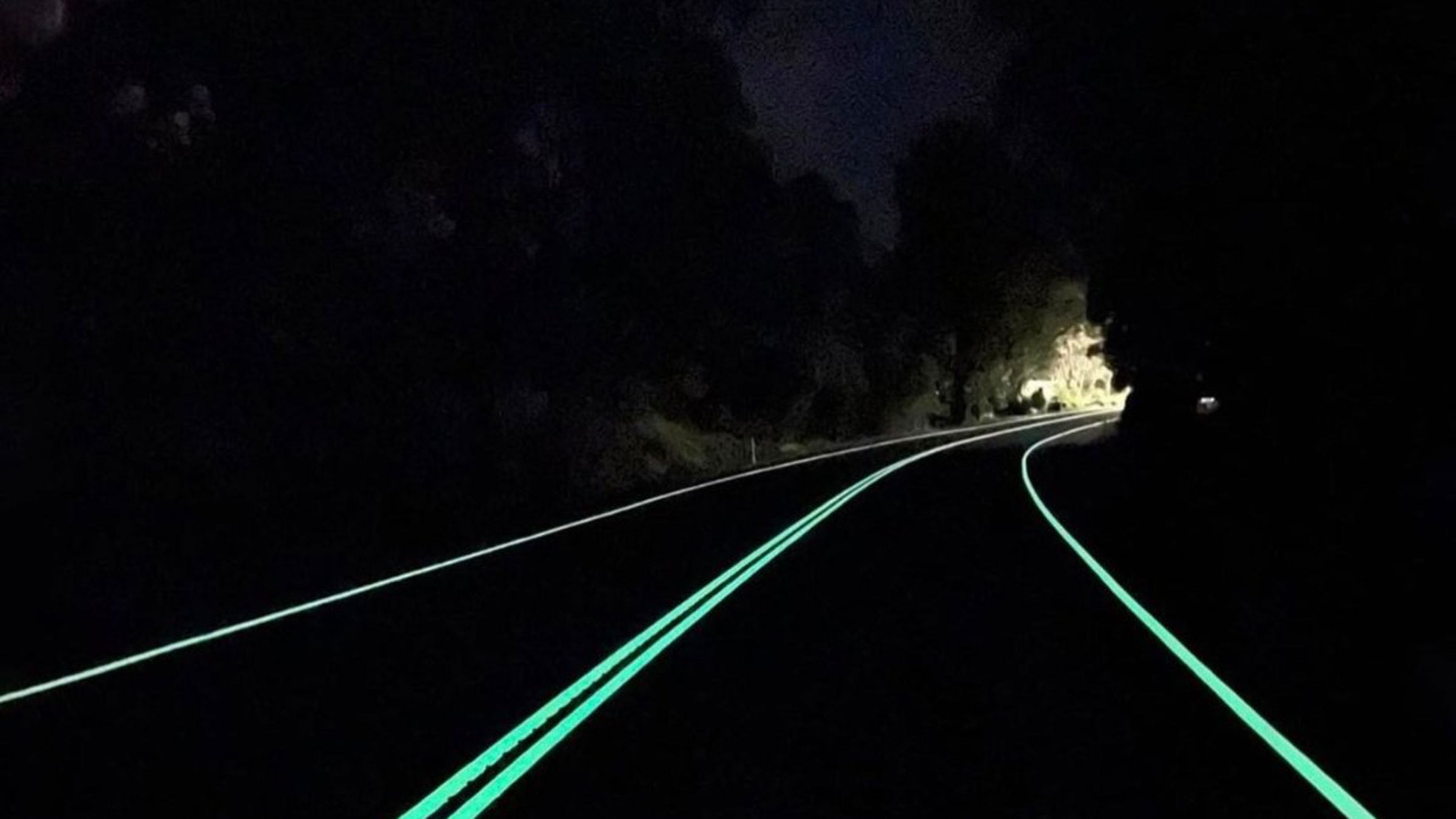 Las carreteras que brillan en la oscuridad al estilo Tron que todo el mundo quiere probar