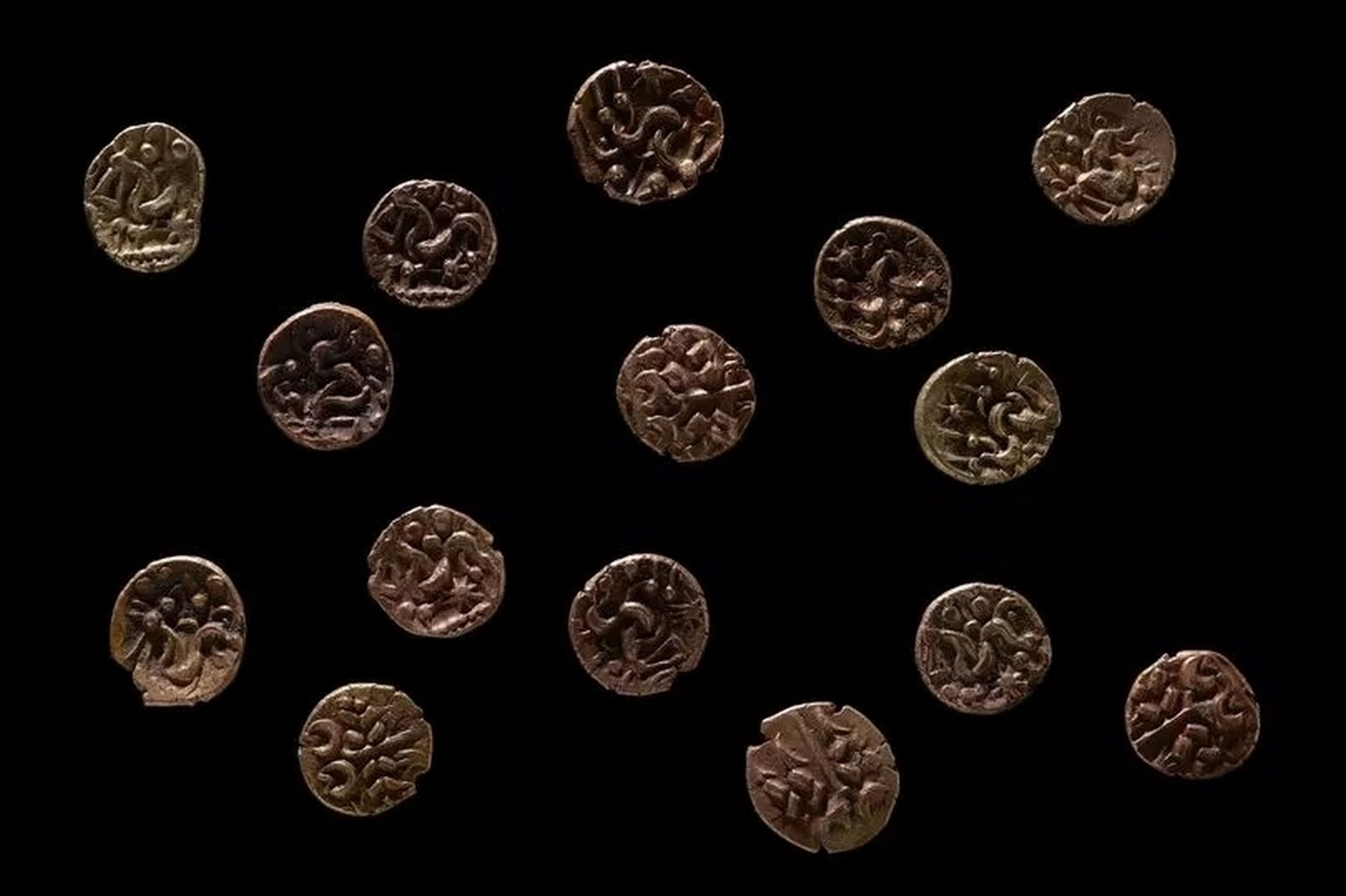 Se compra un detector de metales y descubre 15 monedas de oro de hace 2.000 años, nunca vistas en el país