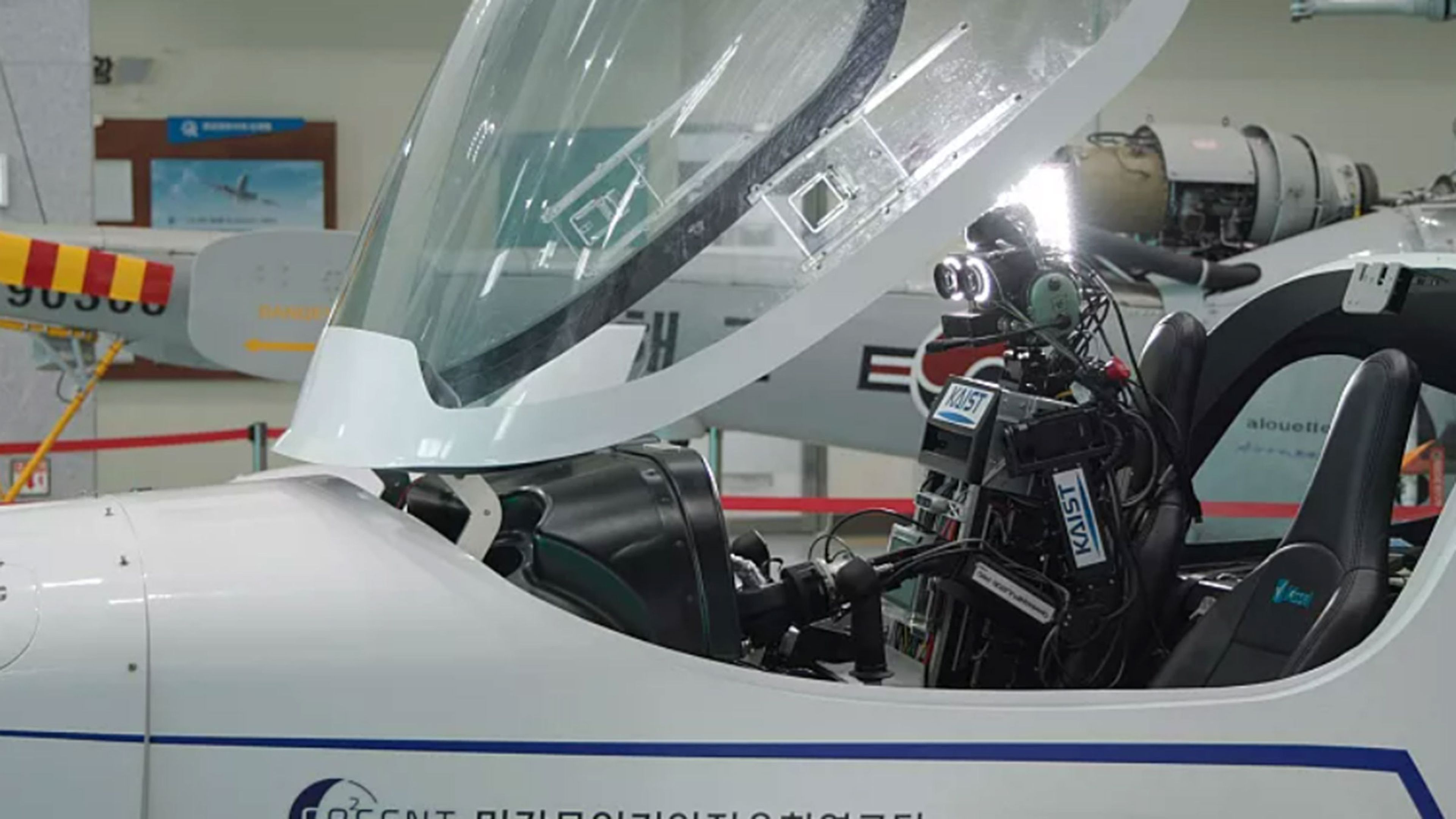 Crean un robot humanoide capaz de pilotar cualquier avión y memorizarse todos los manuales de vuelo