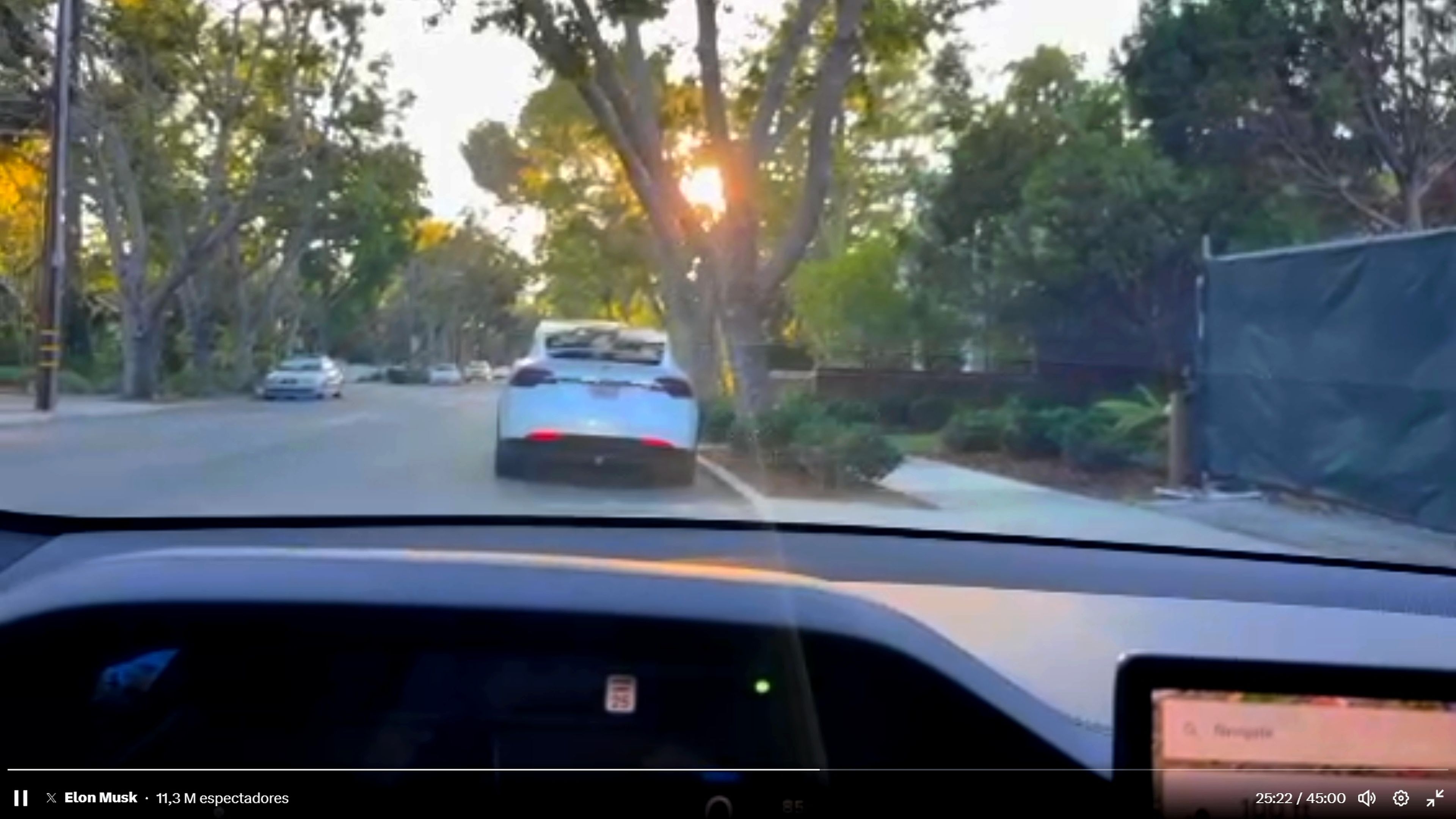 Elon Musk muestra en directo la conducción autónoma de Tesla, pero se salta un semáforo y desvela donde vive Mark Zuckerberg