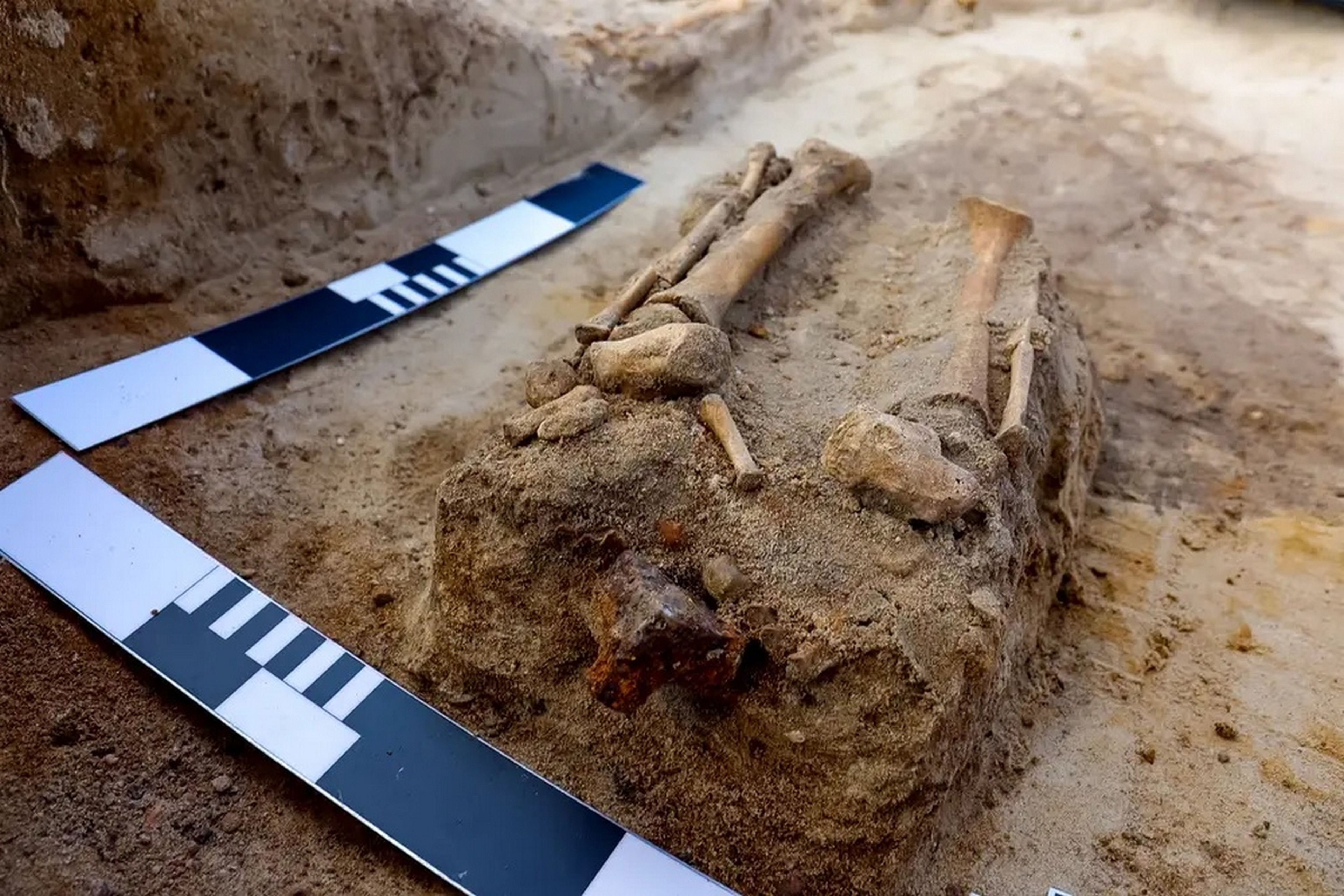 Encuentran la tumba de un "niño vampiro" atado con candados y enterrado boca abajo