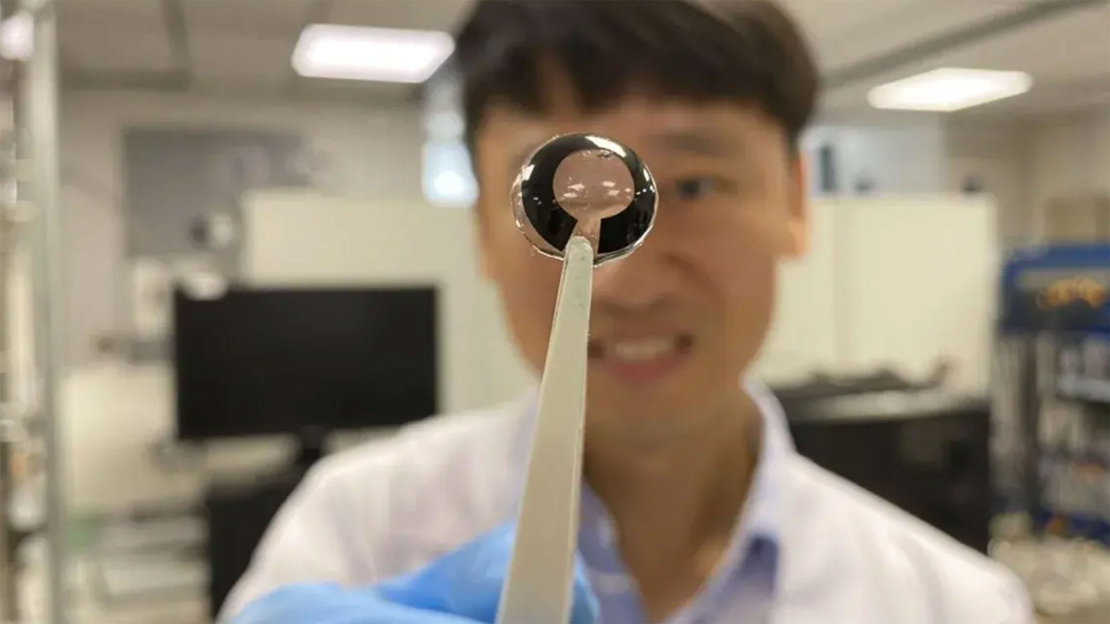 Inventan una batería para lentes de contacto inteligentes que se carga con lágrimas