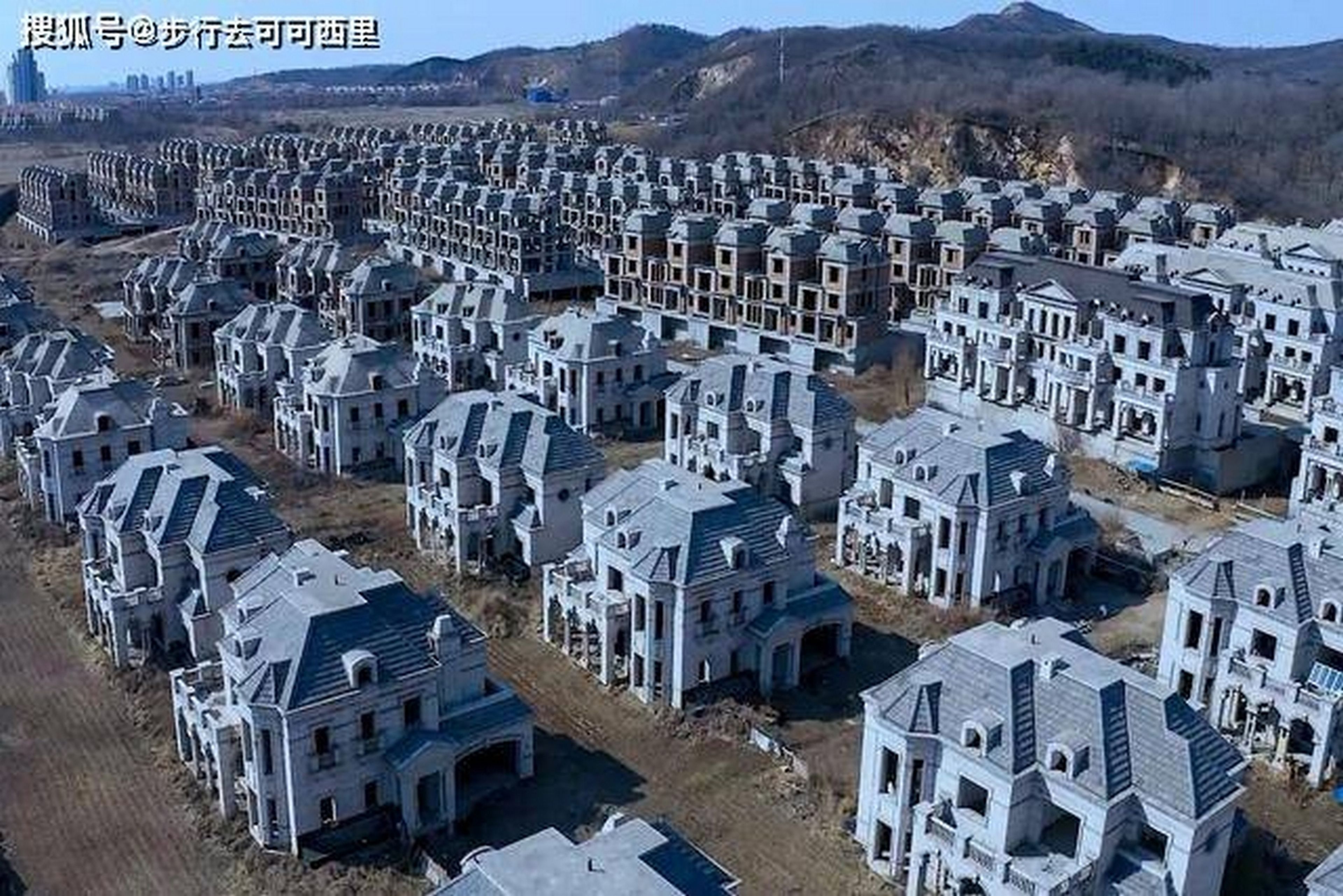 El misterio de las 250 mansiones de lujo abandonadas en una explanada en China