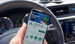 Móvil con Android Auto dentro de un coche