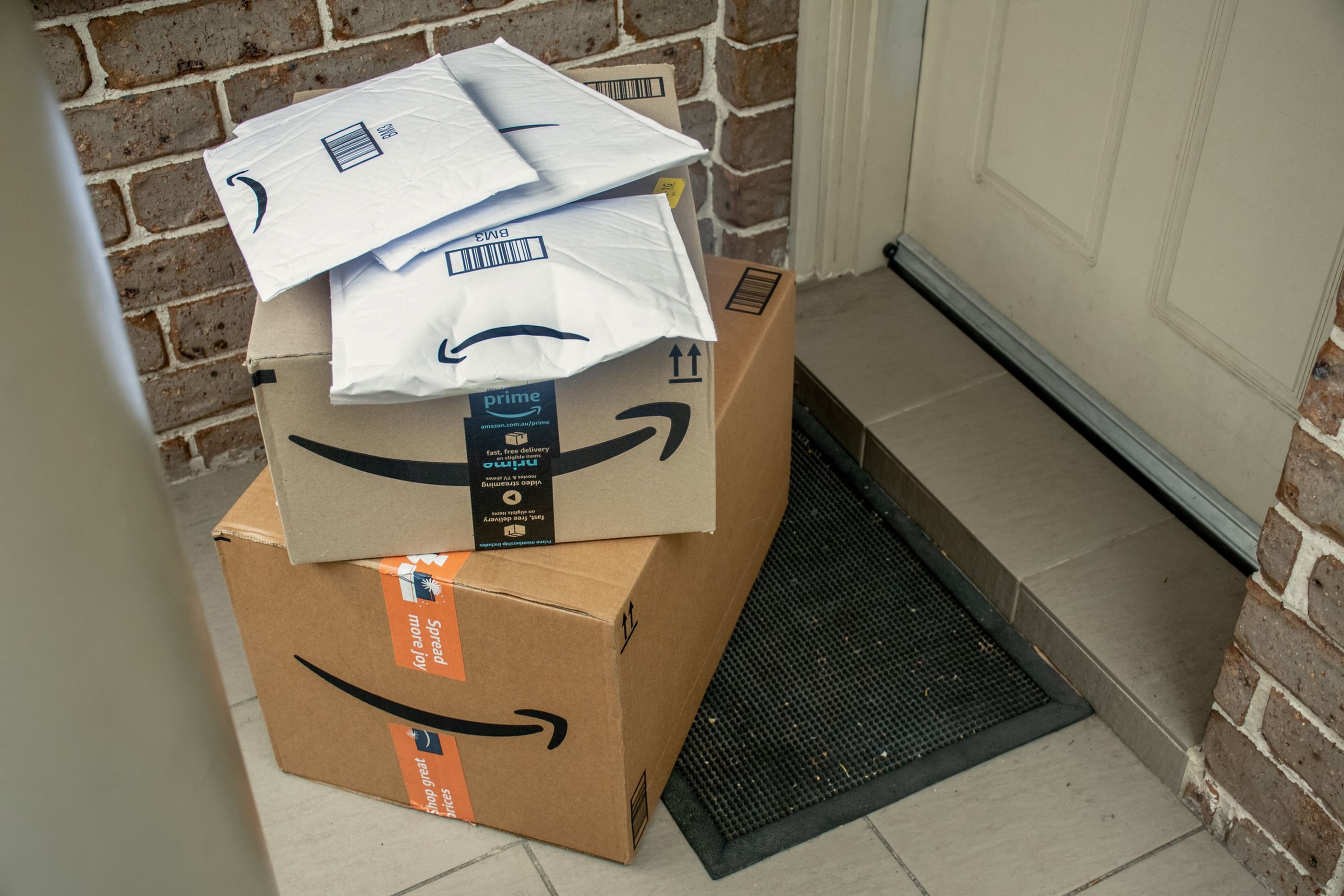 Una mujer ha recibido 50 paquetes de Amazon en un mes sin pedirlos, la mayoría zapatos, y la razón es muy preocupante