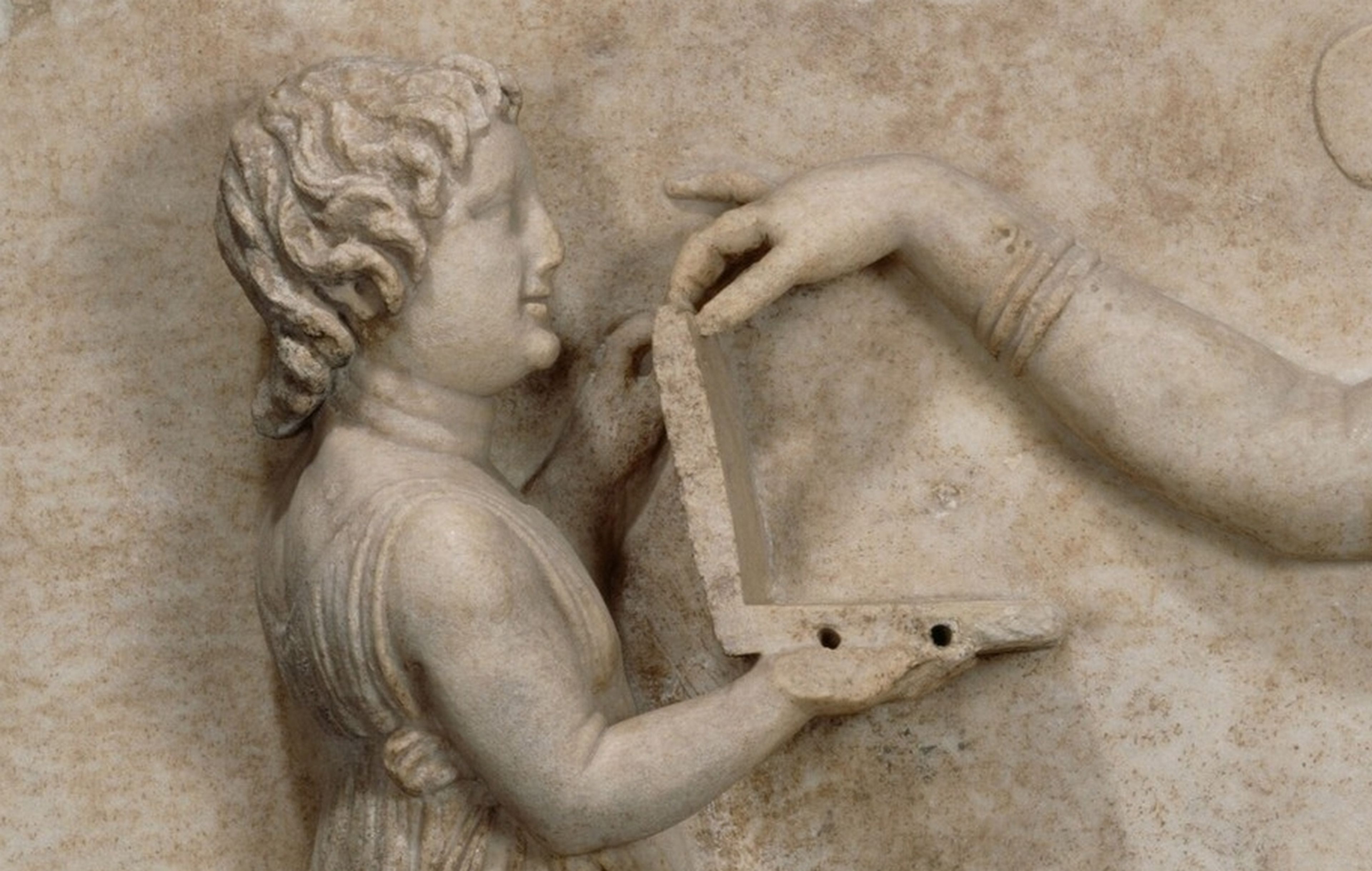 Portátil con puertos USB en una escultura de hace dos milenios
