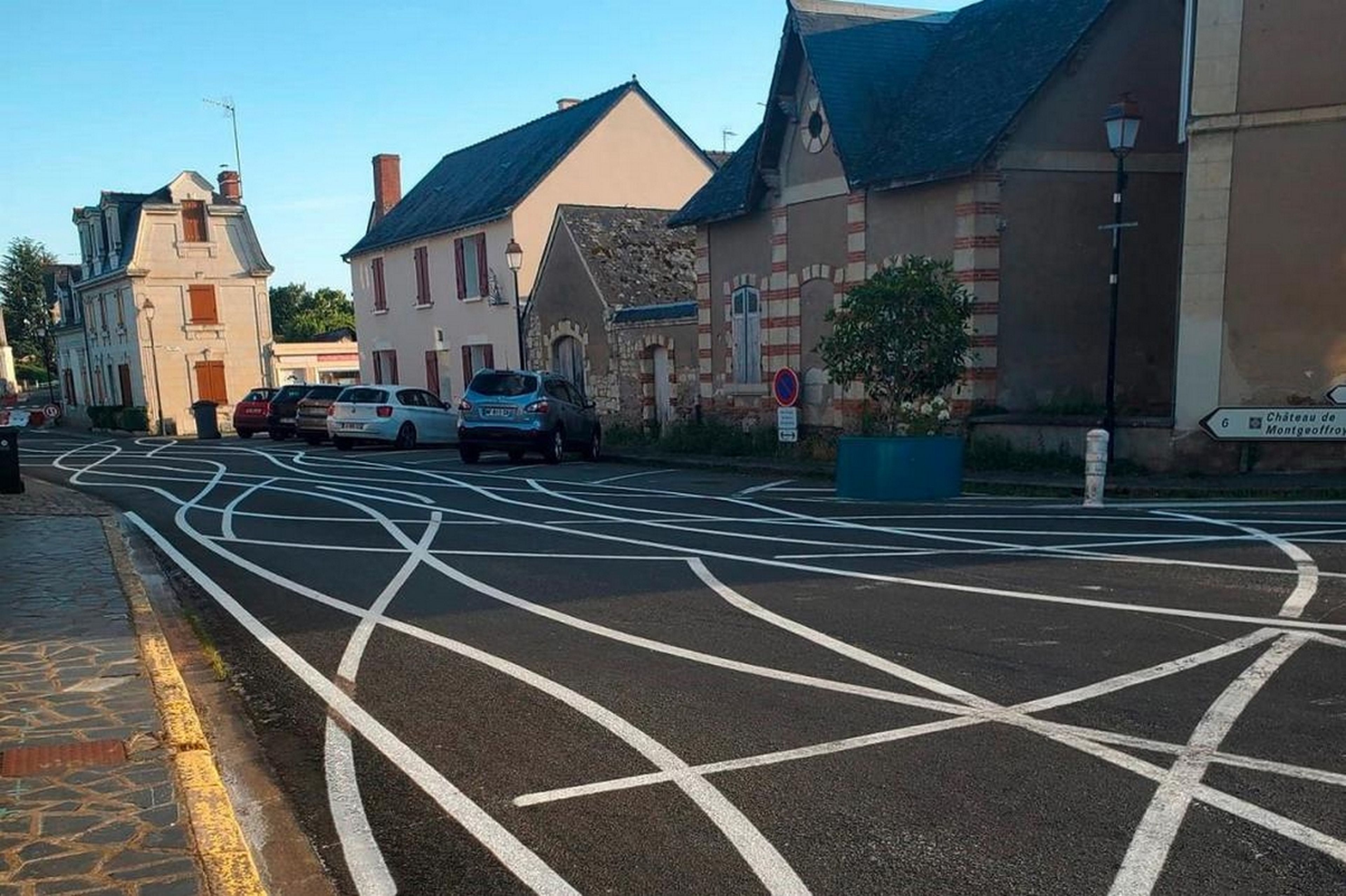 Un pueblo francés encuentra la solución perfecta para que los coches reduzcan la velocidad: volverles locos con las líneas