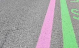 ¿Qué son las líneas rosas y verdes que se han estrenado en algunas carreteras?