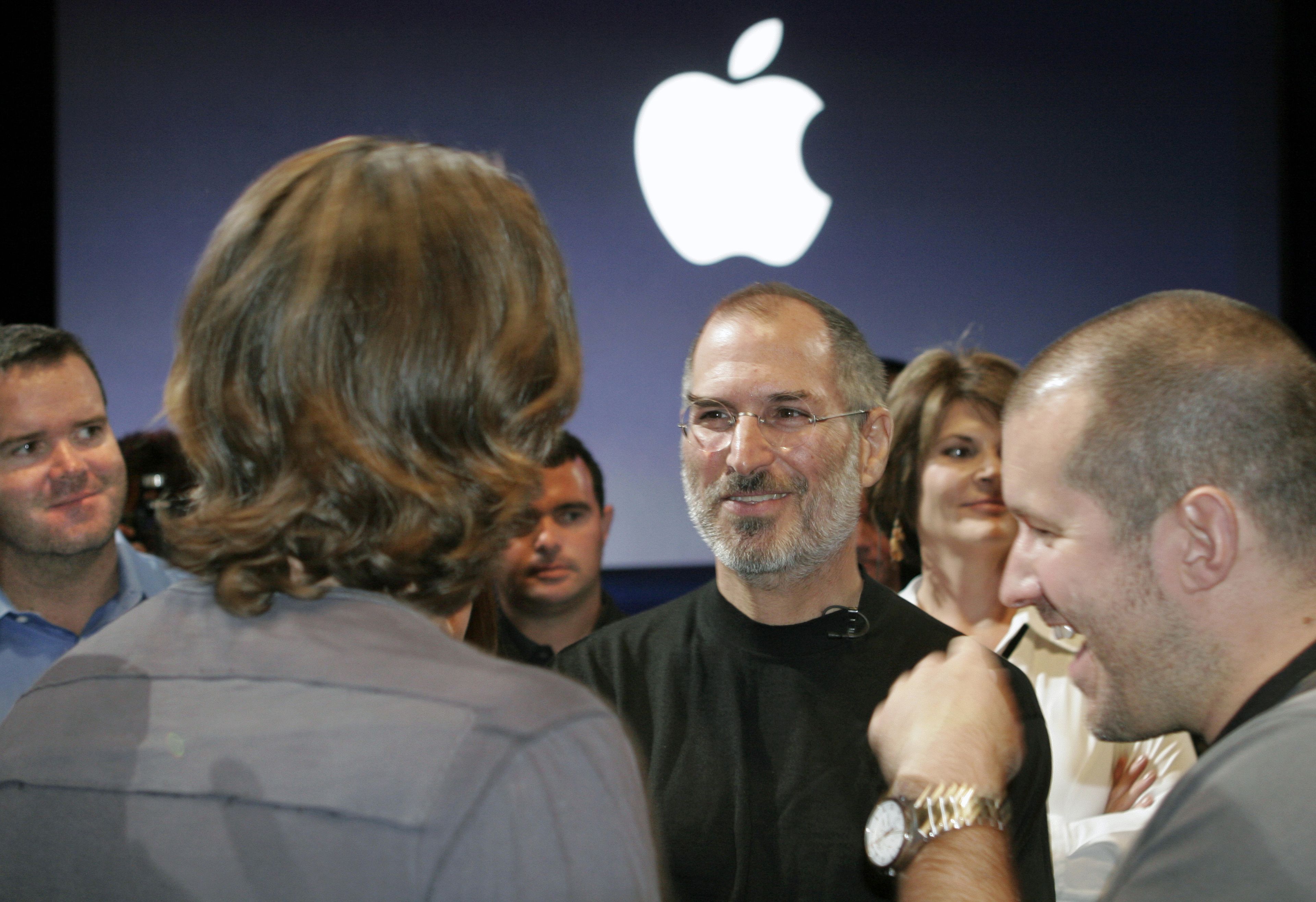 Steve Jobs y logo de Apple