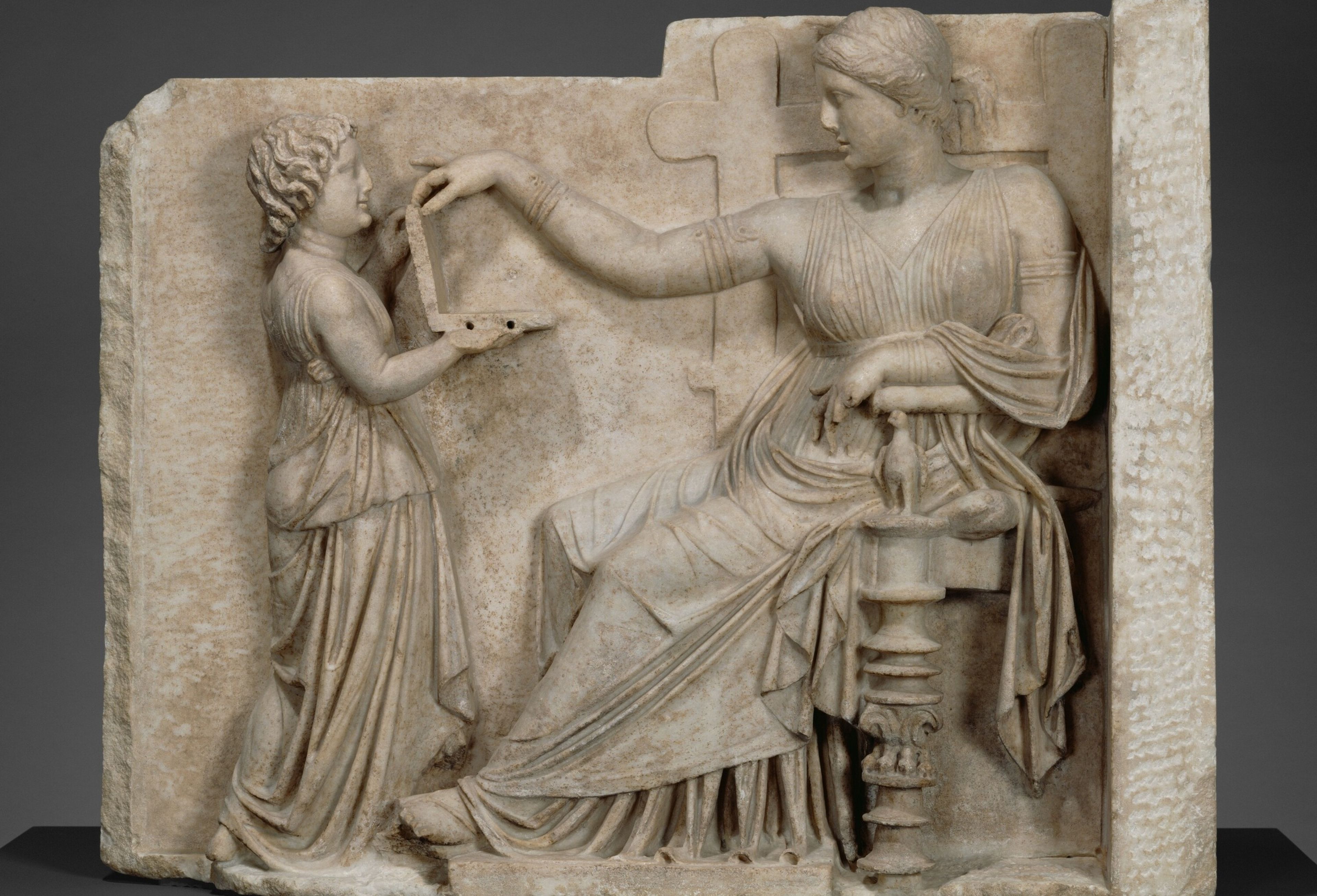 ¿Viajeros del tiempo? Un portátil con puertos USB en una escultura griega de hace 2.000 años