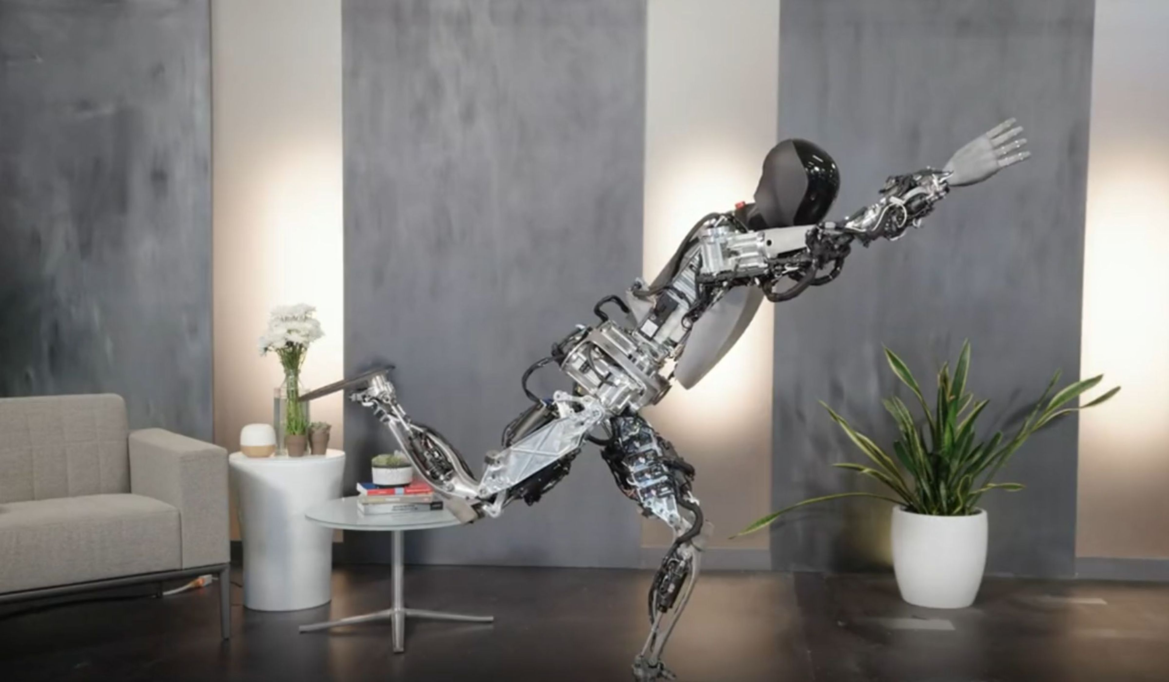 Avances en Optimus el robot de Tesla: hace yoga y contratan personal para su desarollo