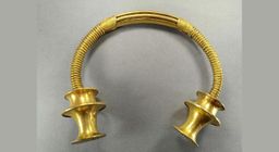 Encuentra dos collares de oro de la Edad de Hierro en Asturias, mientras buscaba agua