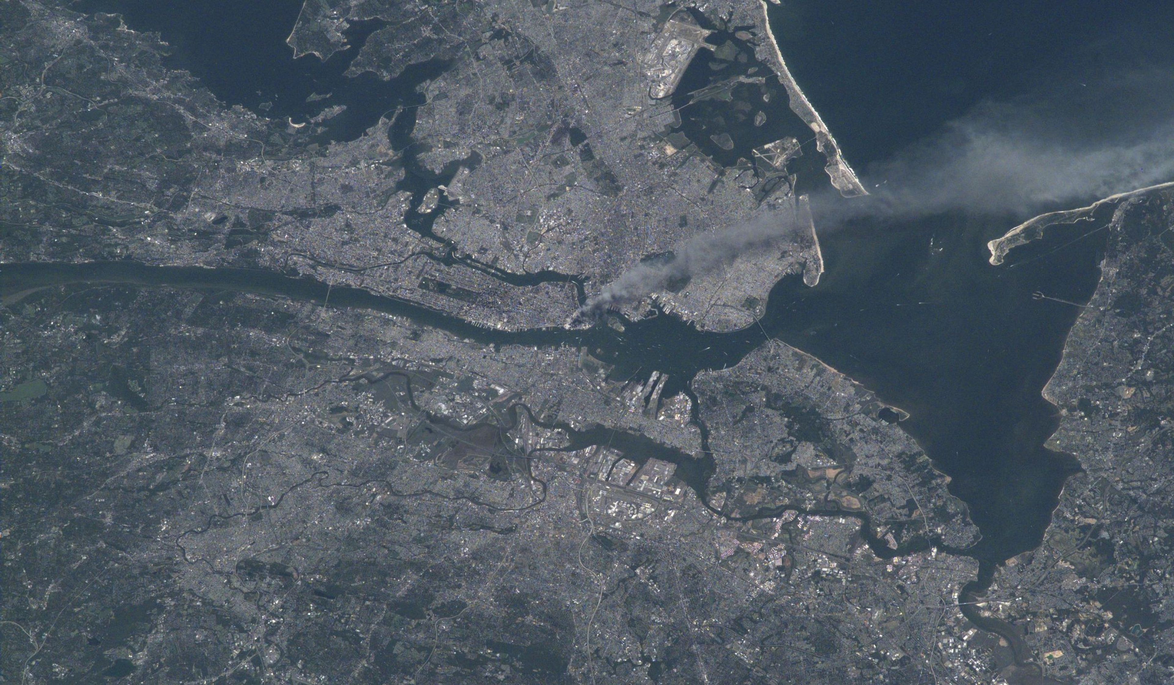 Vista del atentado del 11-S desde el espacio. Fuente: NASA