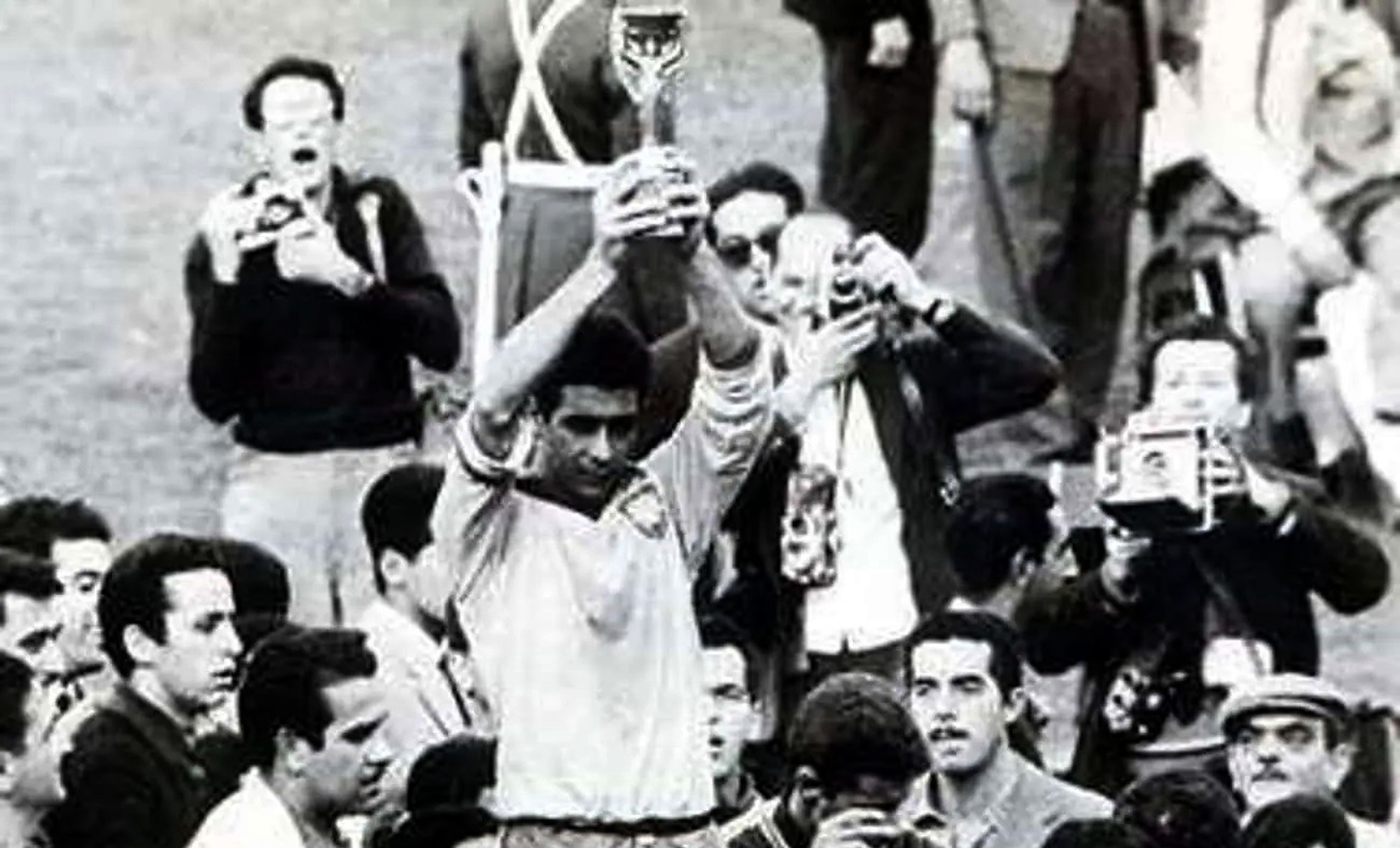 ¿Qué hace un smartphone plegable en la final del Mundial de Fútbol de 1962?