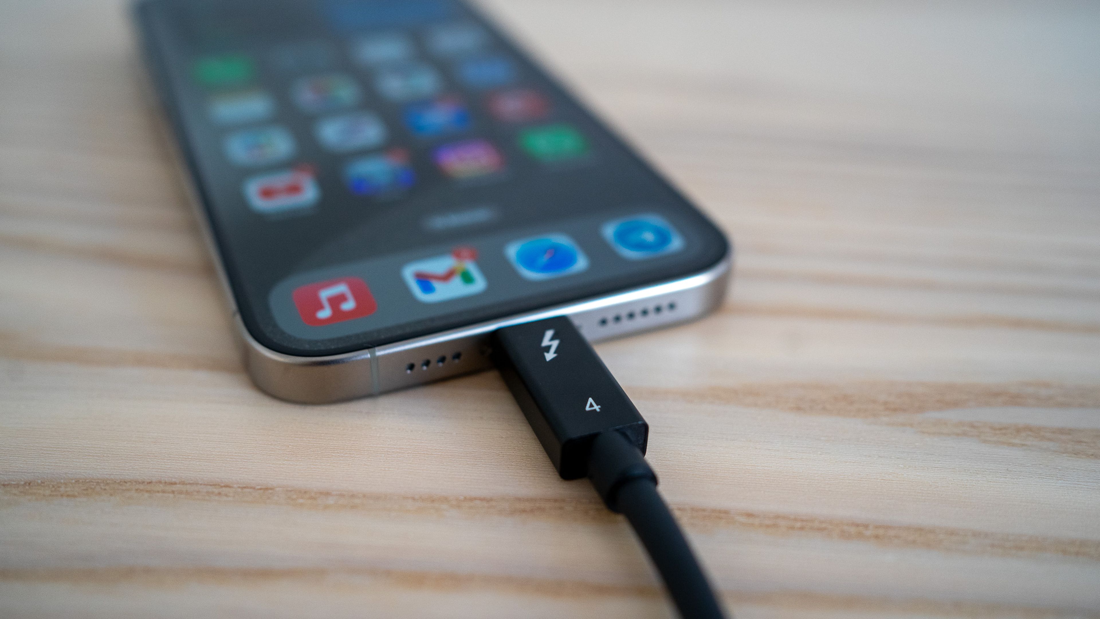 Carga su iPhone 15 Pro Max con un cable USB-C de gama baja, aquí está el  resultado