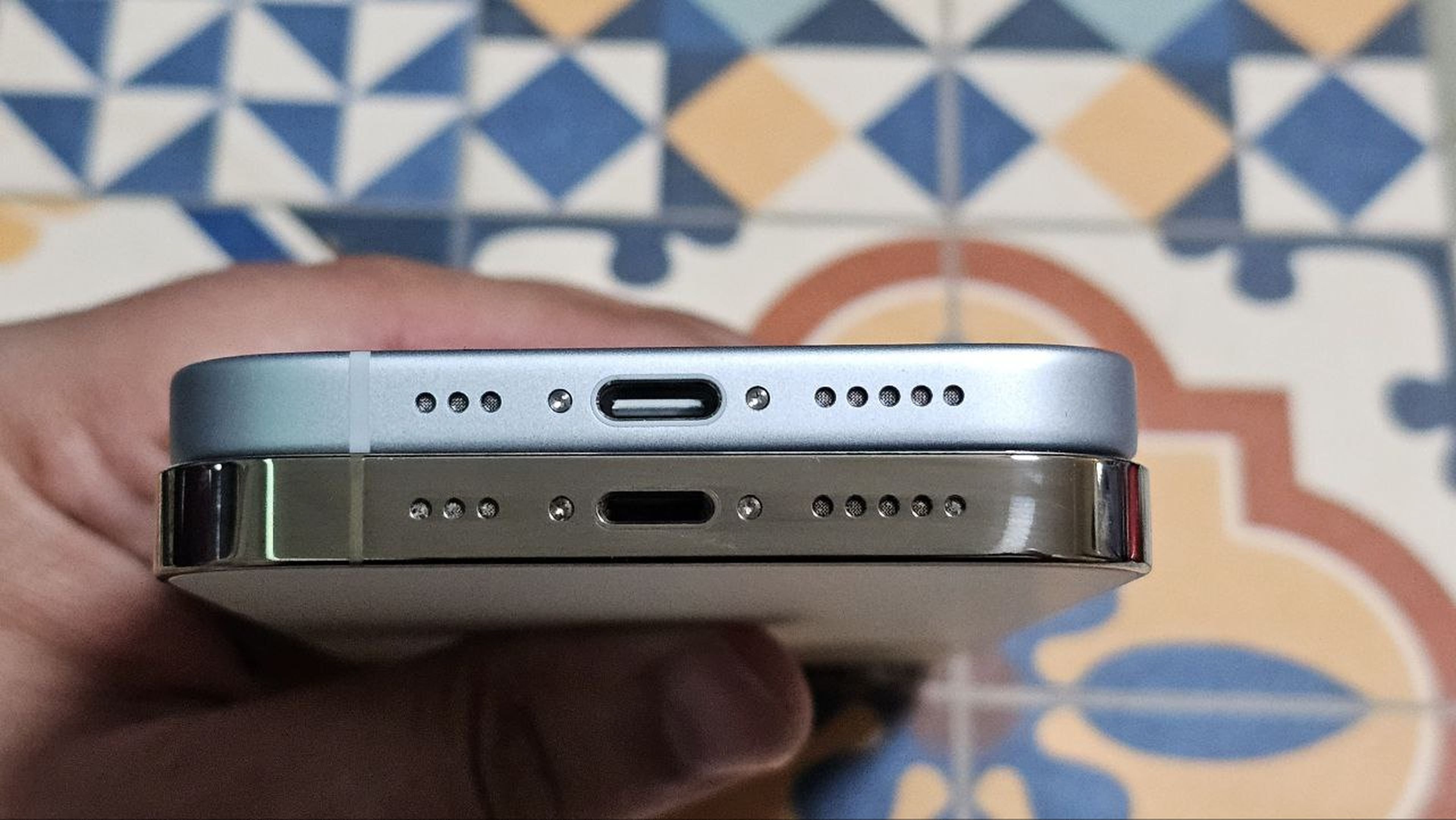 iPhone 15 vs iPhone 14 Pro - USB vs Lignthing