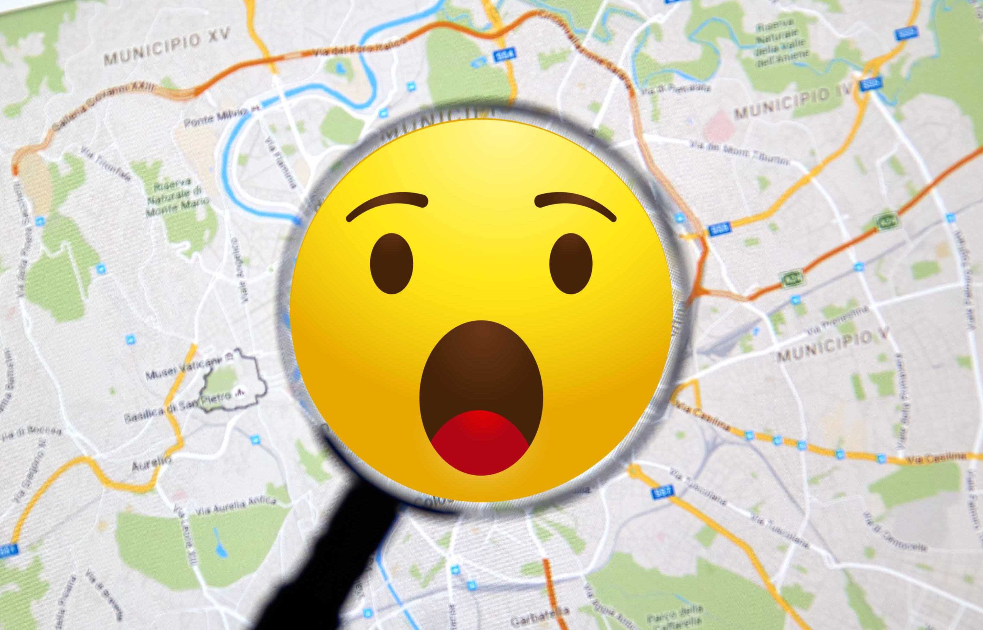 Mapa de Google Maps con un emoji gigante