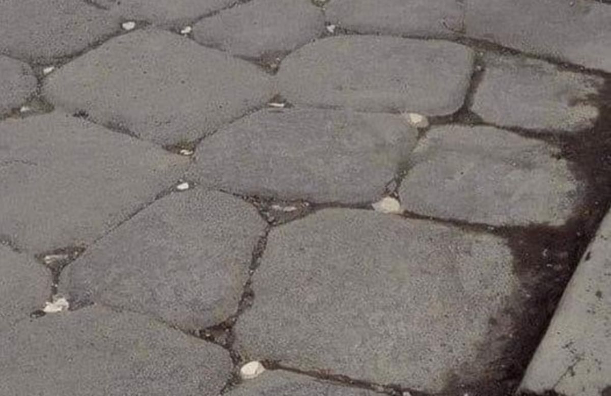 Muchas calzadas romanas tienen unas rocas blancas entre las piedras: no imaginas su utilidad Muchas-calzadas-romanas-tienen-unas-rocas-blancas-piedras-no-imaginas-utilidad-3133638