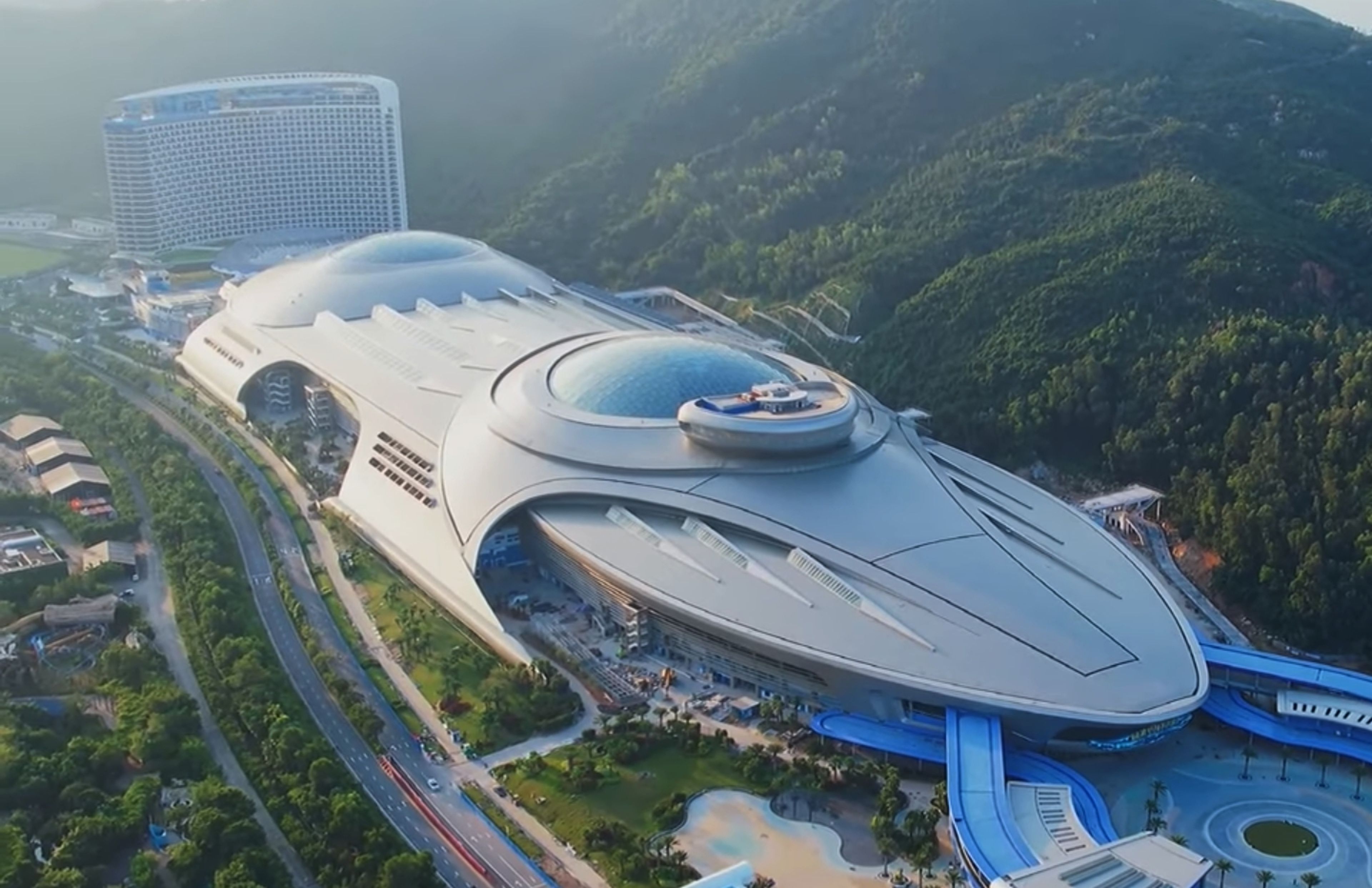 Una nave espacial de 650 metros de largo, reposa en una montaña en China