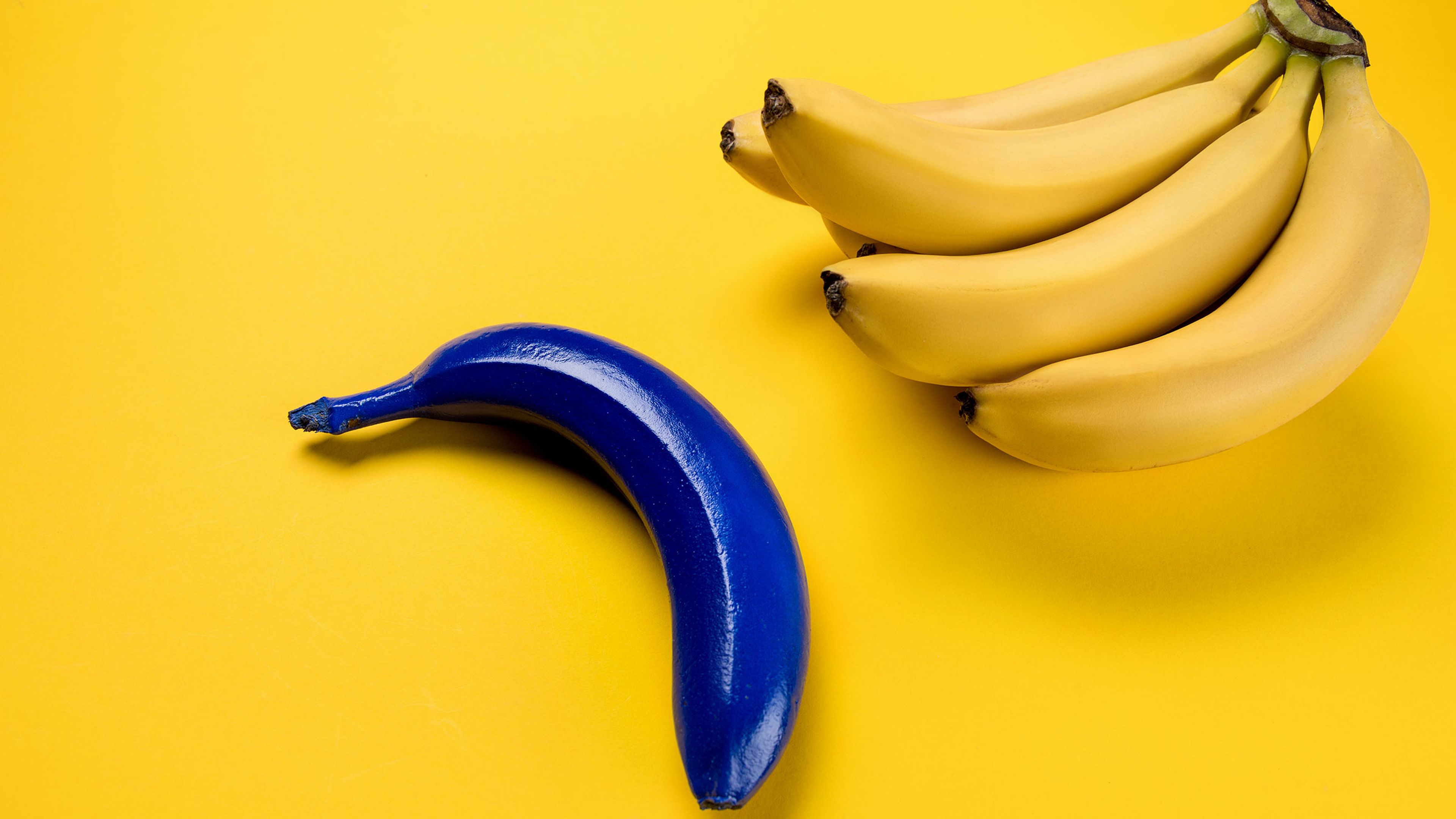 Plátanos amarillos y azul