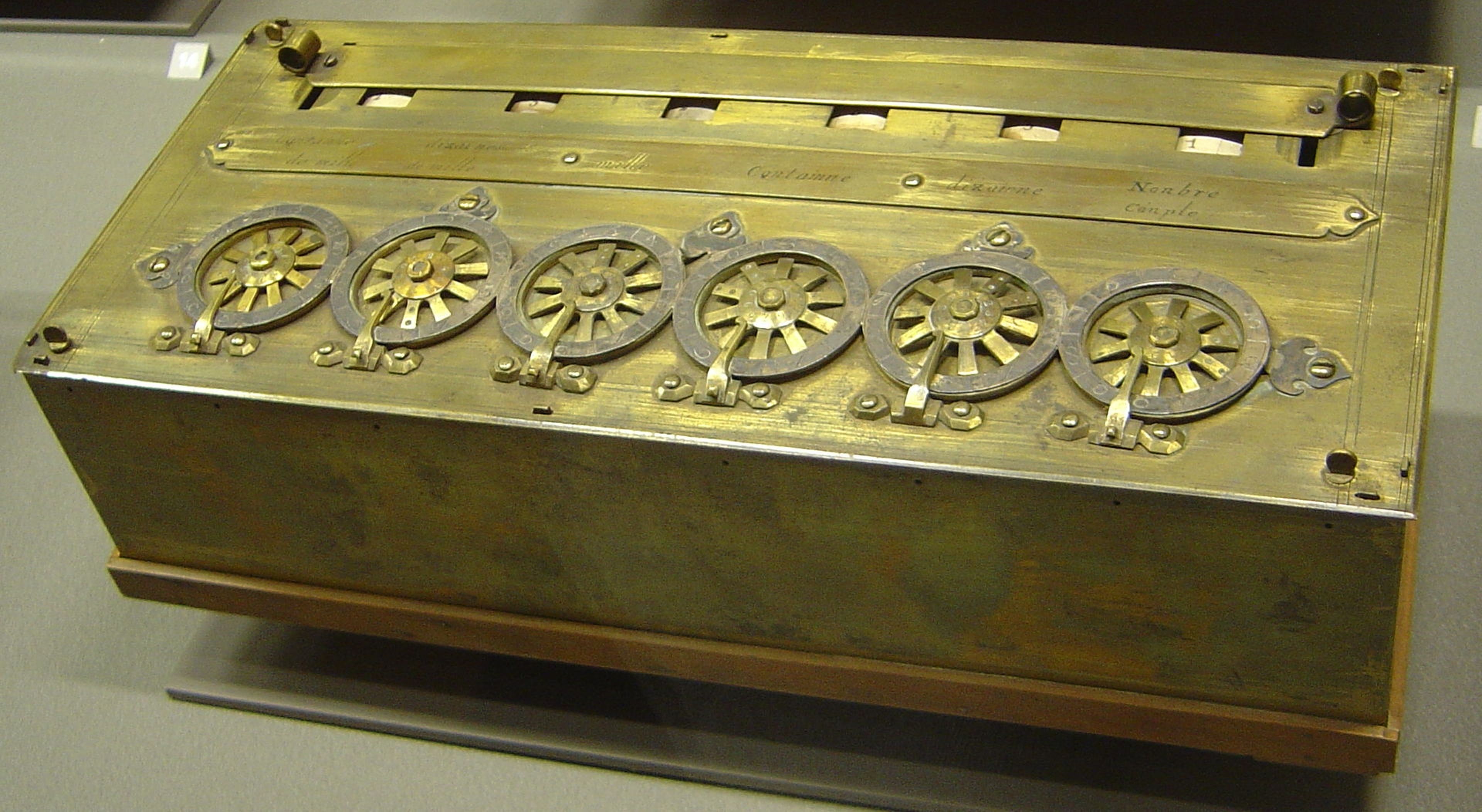 La primera calculadora mecánica, la Pascalina, se inventó hace 381 años, y aún nos asombra