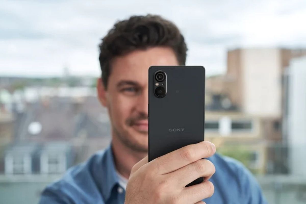 Sony Xperia 5 V compact size with highend power and no telephoto lens