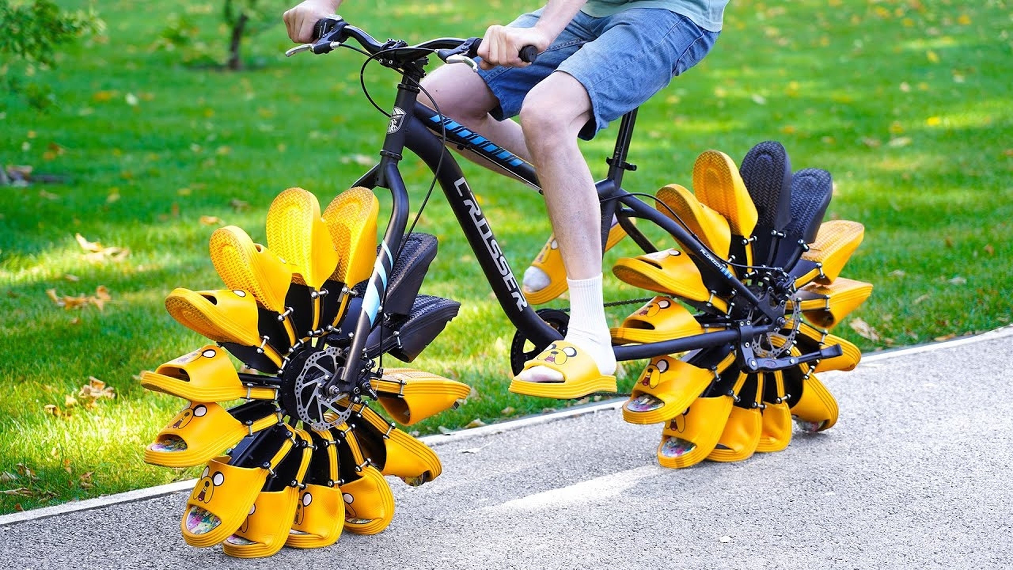 La bicicleta que en vez de ruedas camina con chanclas, funciona a la perfección
